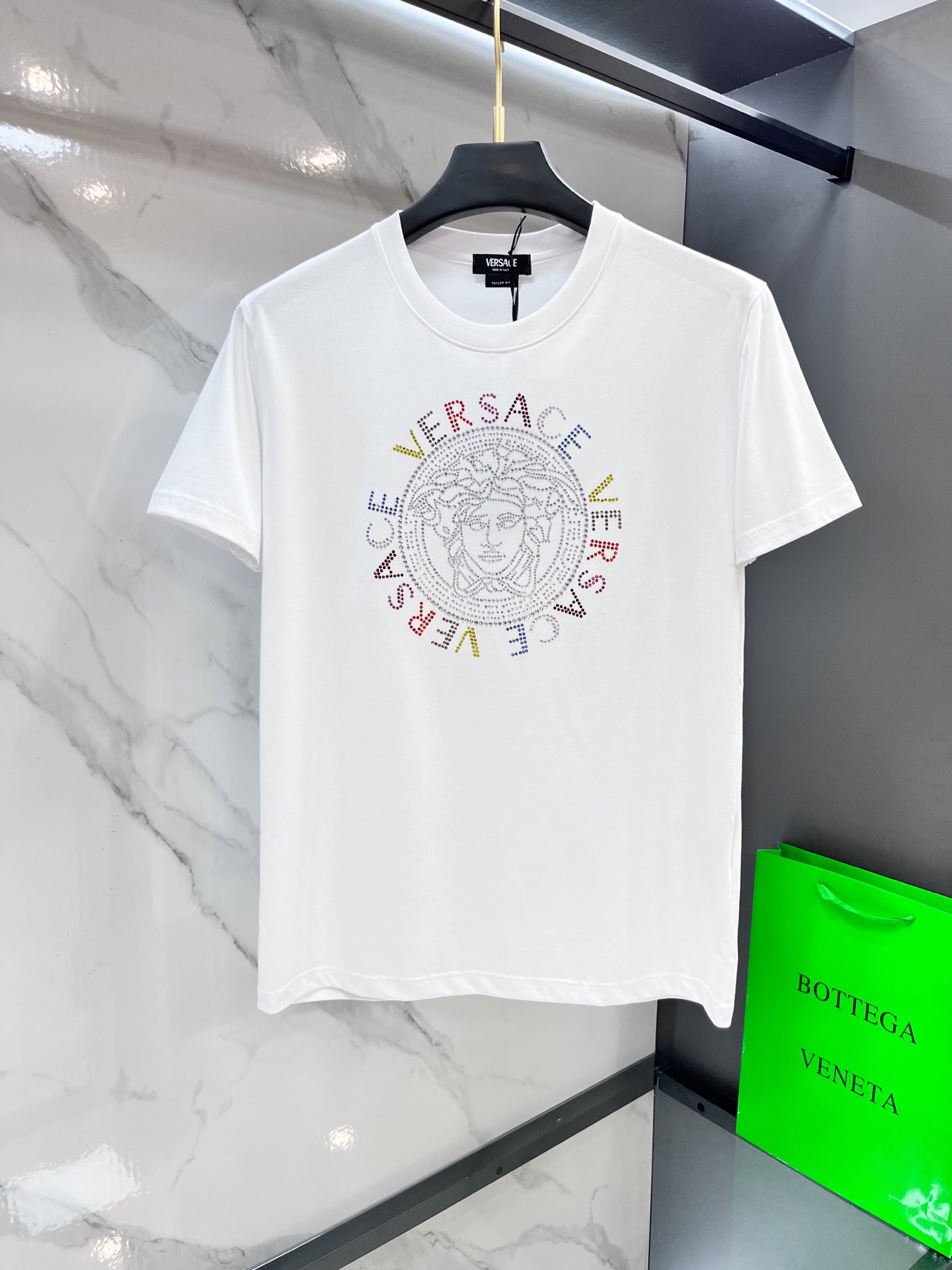 NO:512914,Versace 2025 spring and summer European GW counter new style, customization of show-tale internet celebrity style top-level original single fashion casual short-sleeved T-shirt. 25ss trendy internet celebrity must-have items, selected imported mercerized cotton fabric, excellent comfort and breathability, soft, wrinkle-resistant elasticity and drooping, both single and inner wear are very handsome, matching men's practical dressing habits, exquisite logo iron diamond heavy craft design, pursue luxury, noble and elegant style, create extraordinary men's taste, and urban fashion men's first choice. …………………………………………………………………………………………………………………………………………………………………………………………………………………………………………………………………………………………………………………………………………………………………………………………………………………………………………………………………………………………………………………………………………………………………………………………………………………………………………………………………………………………………………………………………………………………………………………………………………………………………………………………………………………………………………………………………………………………………………………………………………………19860909范思哲 2025春夏装欧洲GW专柜新款 走秀网红款定制 顶级原单时尚休闲短袖T恤. 25ss潮人网红必备单品,精选进口丝光欧棉面料,舒适性与透气性兼优,柔软抗皱弹性和垂性极佳,无论是单穿还是内搭都是帅气十足,吻合了男性实用穿衣习惯,精致logo烫钻重工艺设计,追求奢华高贵优雅风范,打造不凡男士品味,都市时尚男尤首选.…………………………………………………… SizeM-XXXXL,,versace,T-shirt,tees，t-shirt,alexander wang,Men's clothing