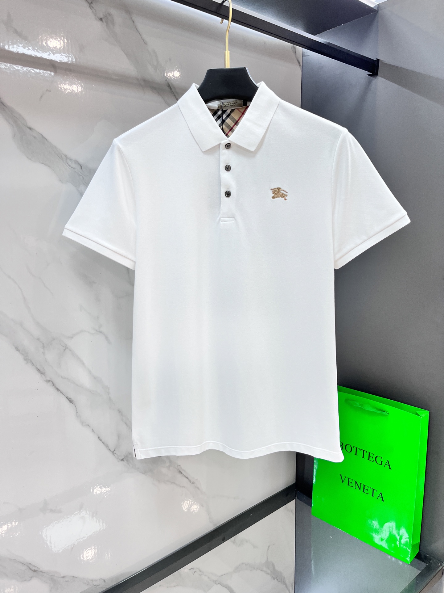 NO:421043,Burberry 2025 new high-end business polo white-collar workers are a must-have item for individuals in the unit!  Casual business lapel short sleeves, technological fabric, great body feel, smooth texture and great texture!  Good elasticity, no sense of restraint, the fabric has its own breathable mesh, moisture absorption and sweating, quick drying and keeping it dry, small lapel placket-breasted design, showing a straight posture, not soft pedal, simple style, can be used for business and leisure, highly recommended!  Simple, generous, clean and neat, elegant and gentlemanly. The key is the fabric, the key is to quality control, the feel is extremely delicate and smooth, the fabric has a good gloss and upper body skeleton feel, so you can greet mature and quality men's clothing!  Sweat in summer and dry in seconds, a brand new experience Business commuting and leisure …………………………………………………………………………………………………………………………………………………………………………………………………………………………………………………………………………………………19860909巴宝莉 2025新款高端商务polo 白领 单位人士必入单品！ 休闲商务翻领短袖,科技面料,体感非常棒,手感顺滑质感很棒！弹性好,无任何束缚感,面料自带透气网孔,吸湿排汗,速干保持干爽,小翻领门襟排扣设计,展露挺拔姿态,不软踏,简约款式,商务休闲都可驾驭,强烈推荐！简单大方干净利落,儒雅绅士风度.高级材质,重点就是面料上,品控的必上,手感极其细腻光滑,面料光泽感和上身骨架感好,打招成熟品质男装！夏天出汗秒干,全新体验 商务通勤休闲 …………………………………………………… SizeM-XXXXL,,burberry,T-shirt,alexander wang,Men's clothing