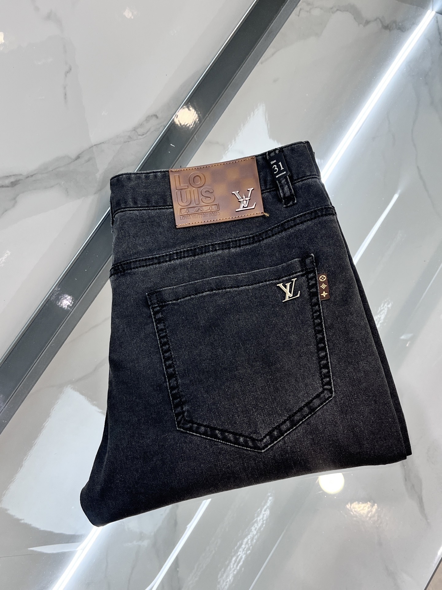 LV 2025SS早春新品薄款重工休闲牛仔裤👖，进口优质水洗弹力面料，上身舒适透气有弹力，客供五金辅料装