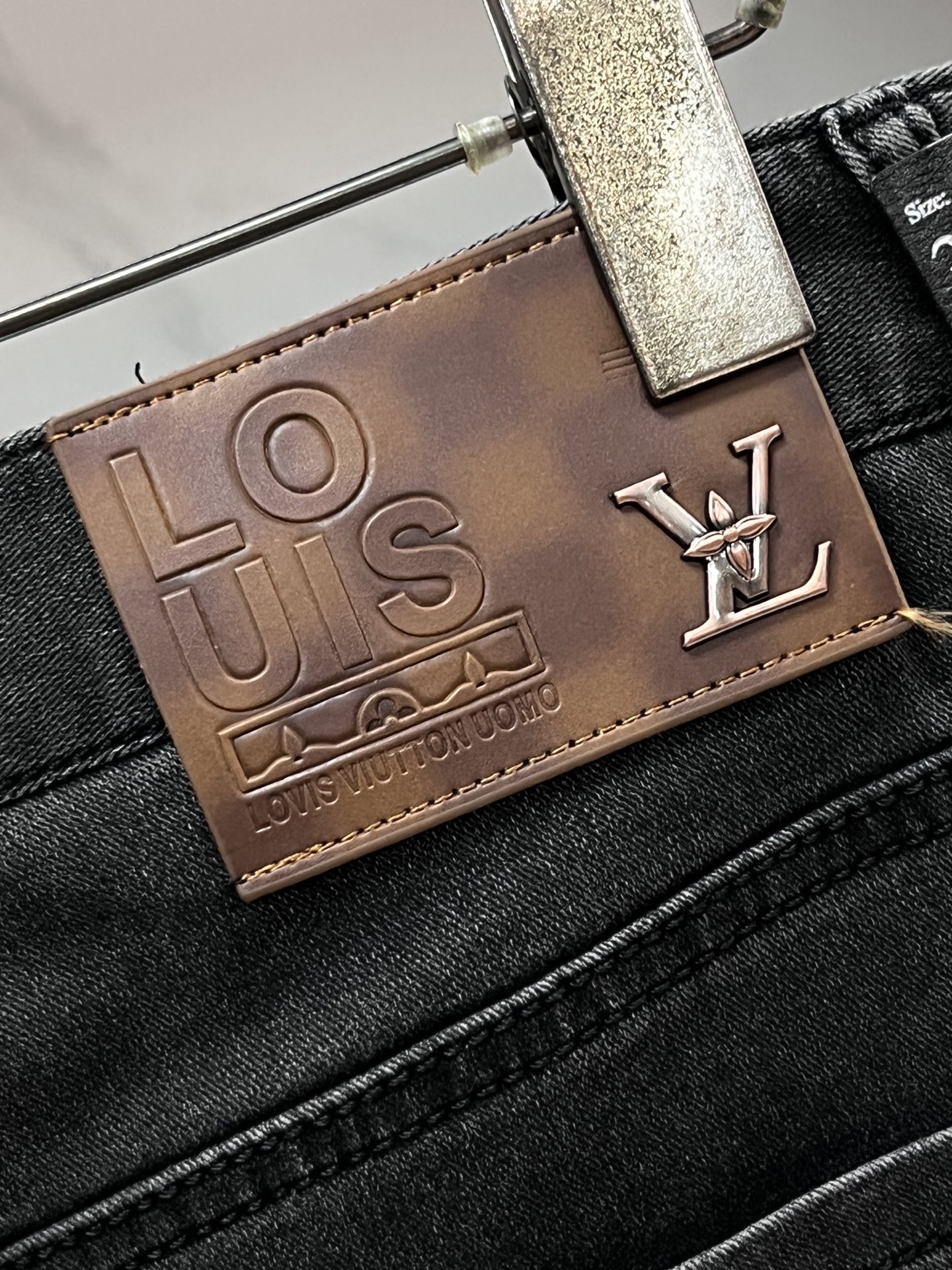LV 2025SS早春新品薄款重工休闲牛仔裤👖，进口优质水洗弹力面料，上身舒适透气有弹力，客供五金辅料装