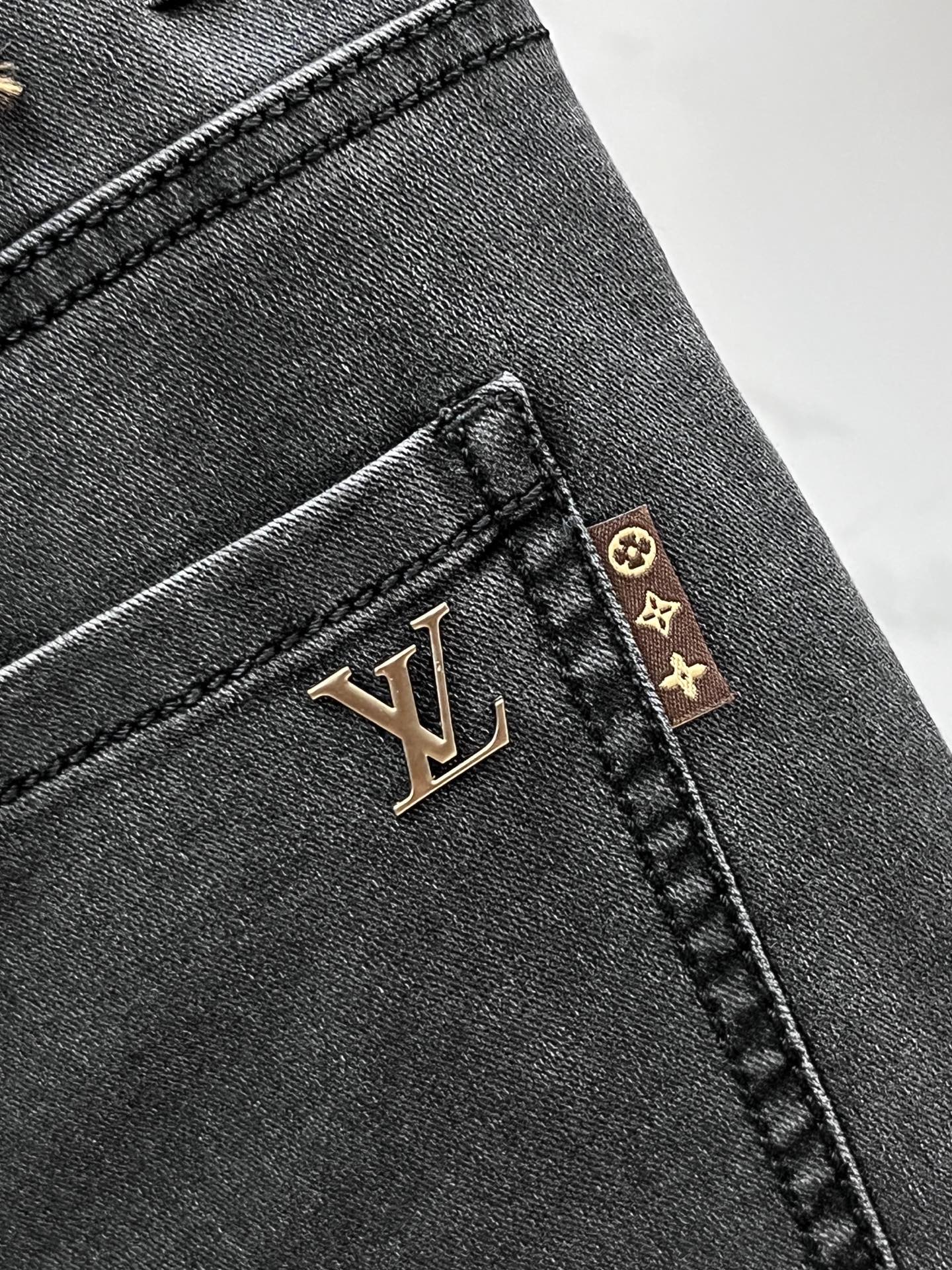 LV 2025SS早春新品薄款重工休闲牛仔裤👖，进口优质水洗弹力面料，上身舒适透气有弹力，客供五金辅料装