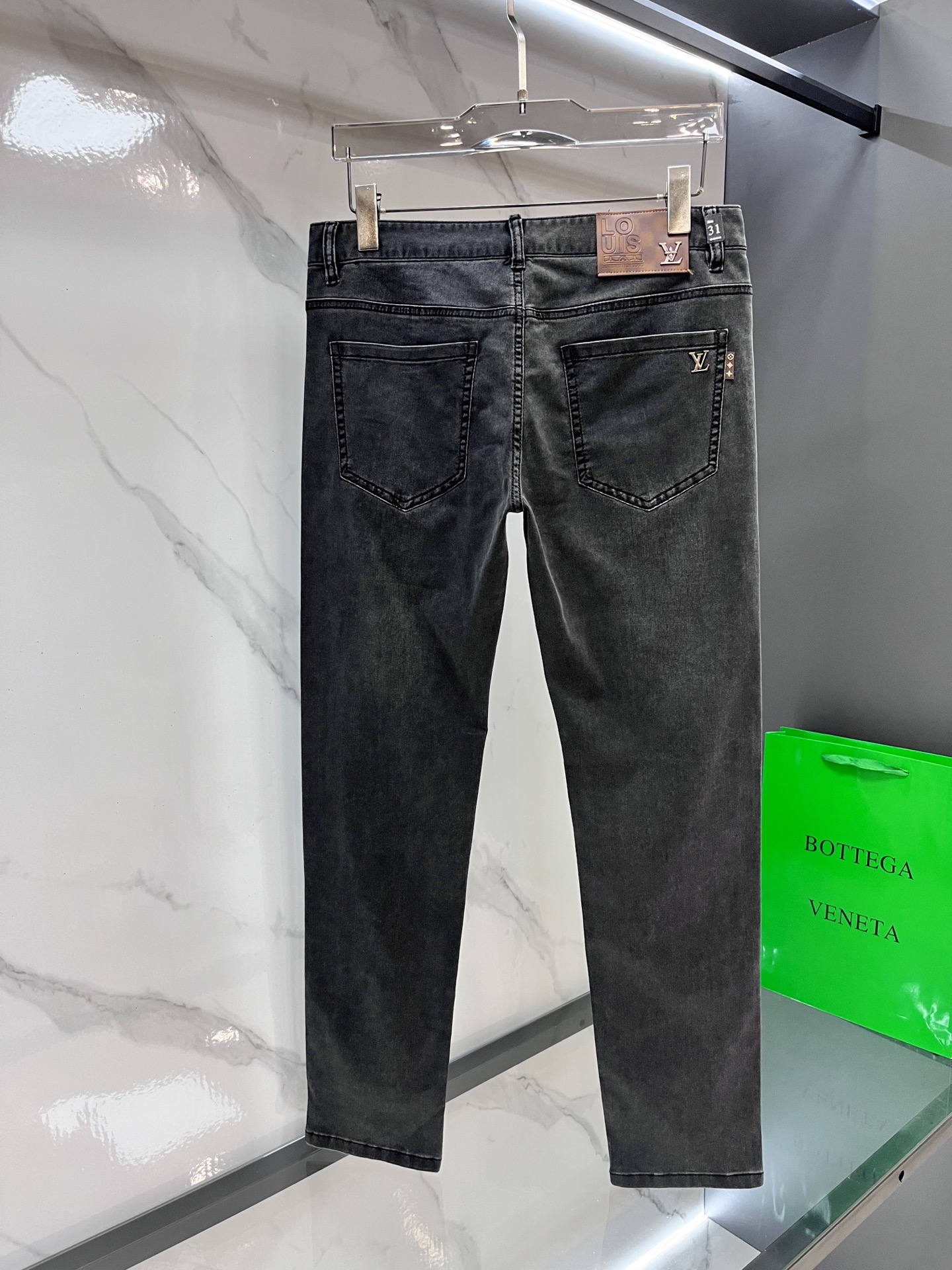 LV 2025SS早春新品薄款重工休闲牛仔裤👖，进口优质水洗弹力面料，上身舒适透气有弹力，客供五金辅料装