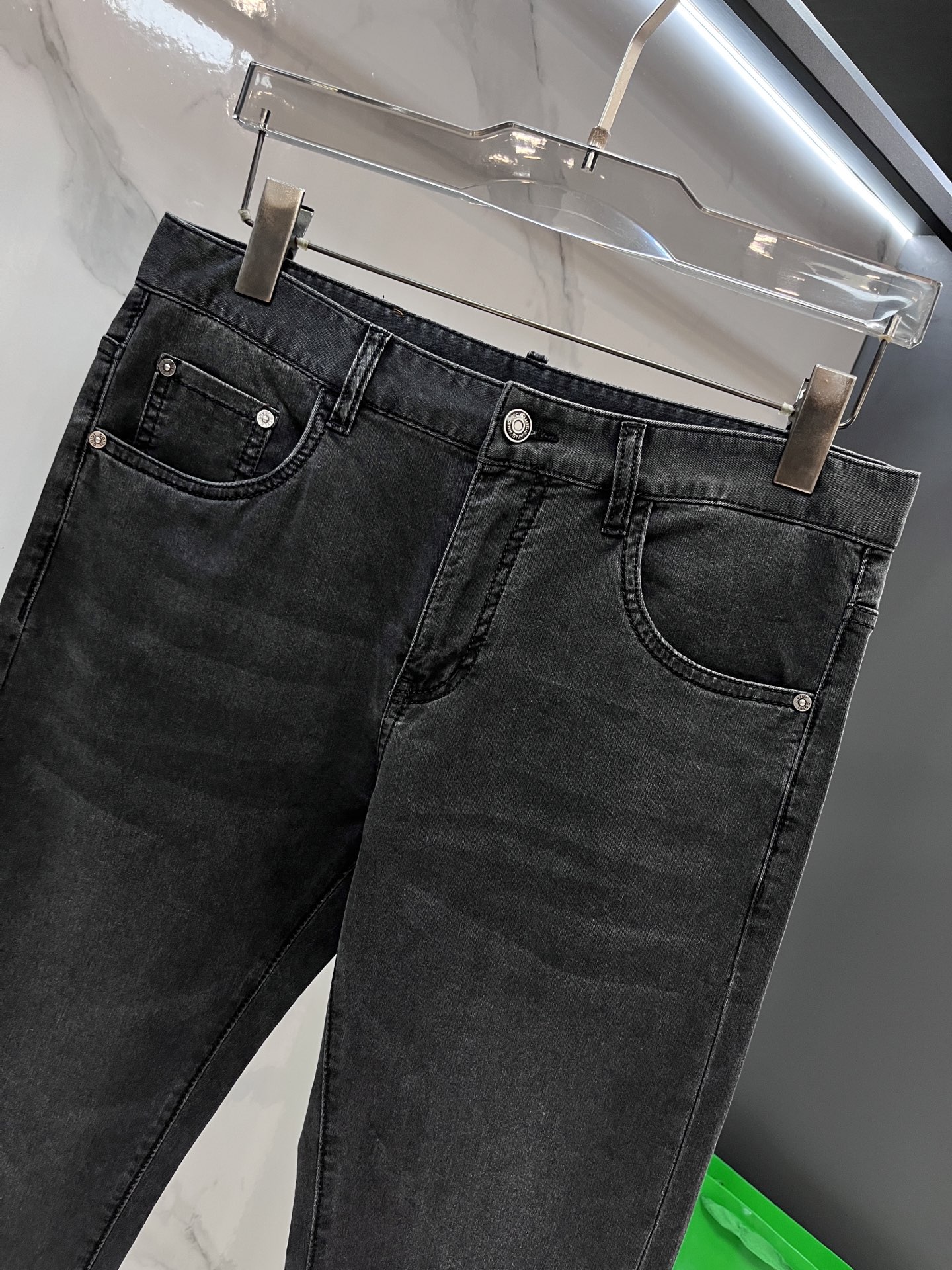 LV 2025SS早春新品薄款重工休闲牛仔裤👖，进口优质水洗弹力面料，上身舒适透气有弹力，客供五金辅料装