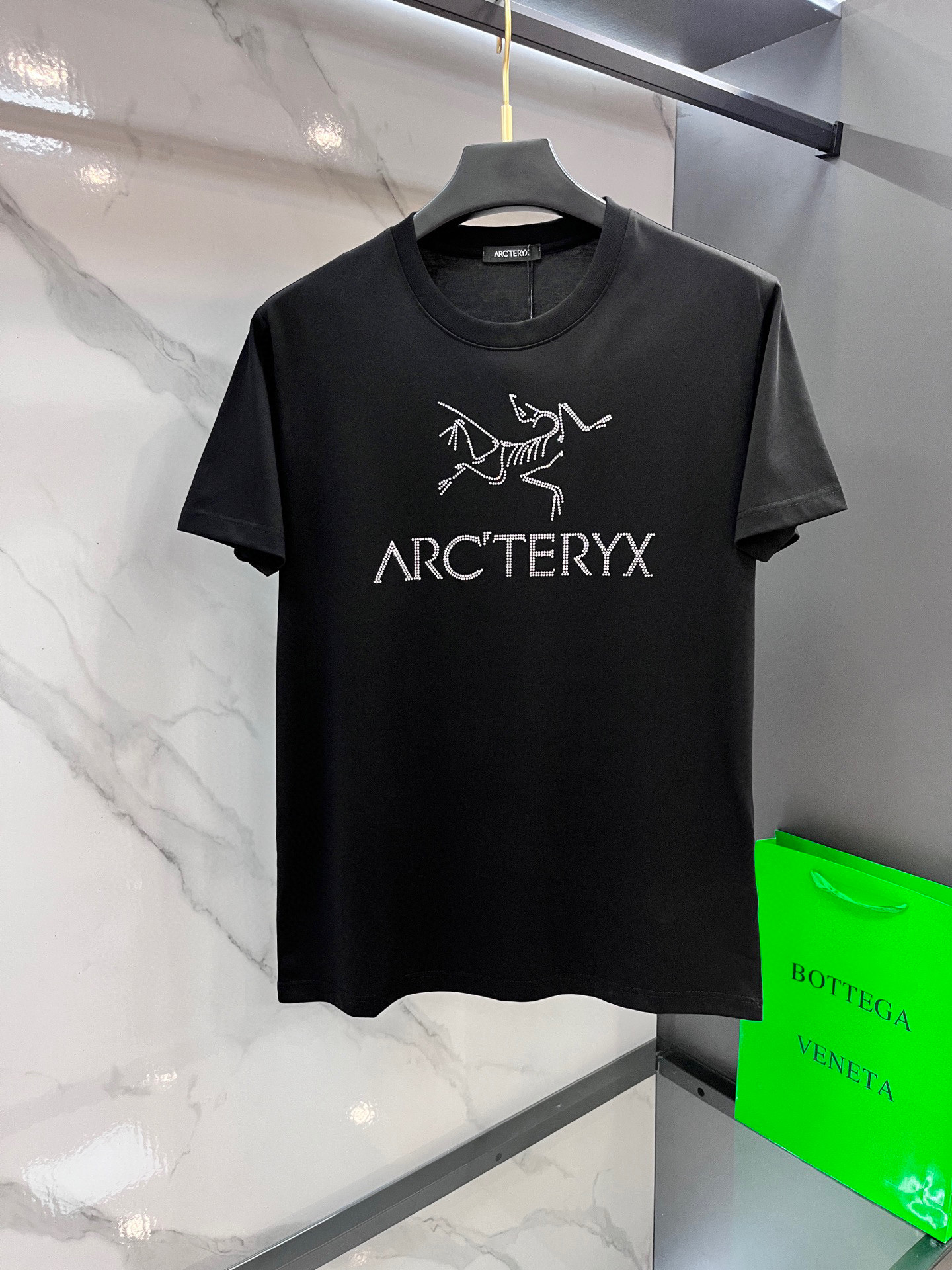 NO:519037,Archaeopteryx, new European GW counter style for spring and summer wear, customization of show internet celebrity style, top-quality original single fashion casual short-sleeved T-shirt. 25ss trendy internet celebrity must-have items, selected imported mercerized cotton fabric, excellent comfort and breathability, soft, wrinkle-resistant elasticity and drooping, both single and inner wear are very handsome, matching men's practical dressing habits, exquisite logo iron diamond heavy craft design, pursue luxury, noble and elegant style, create extraordinary men's taste, and urban fashion men's first choice. …………………………………………………………………………………………………………………………………………………………………………………………………………………………………………………………………………………………………………………………………………………………………………………………………………………………………………………………………………………………………………………………………………………………………………………………………………………………………………………………………………………………………………………………………………………………………………………………………………………………………………………………………………………………………………………………………………………………………………………………………………………19860909始祖鸟 春夏装欧洲GW专柜新款 走秀网红款定制 顶级原单时尚休闲短袖T恤. 25ss潮人网红必备单品,精选进口丝光欧棉面料,舒适性与透气性兼优,柔软抗皱弹性和垂性极佳,无论是单穿还是内搭都是帅气十足,吻合了男性实用穿衣习惯,精致logo烫钻重工艺设计,追求奢华高贵优雅风范,打造不凡男士品味,都市时尚男尤首选.…………………………………………………… SizeM-XXXXL,arc'teryx,T-shirt,tees，t-shirt,alexander wang,Men's clothing