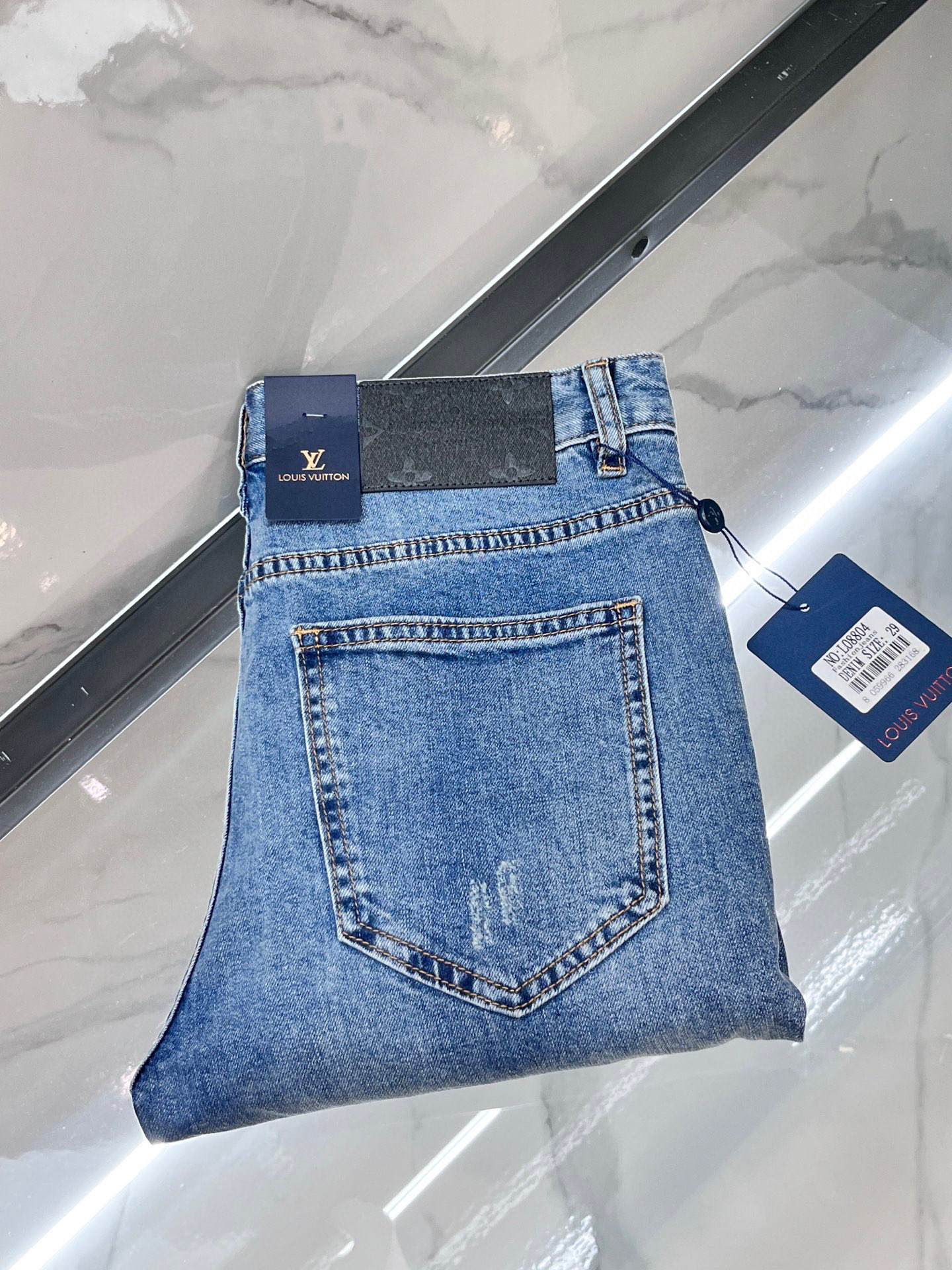 NO:460435,LV thin jeans. If you have requirements for quality control details, you highly recommend this one. The latest 25-year-old model, this jeans are made of 98 denim cotton + 2 elastic pull-up frame. The fabric feels solid and skin-friendly, soft and skin-friendly, slightly elastic, and the upper body has no sense of restraint. There is nothing to say about the shape of the pants. It is super good~ Simple and pure basic style, invisible zipper opening and closing, pocket decoration with embossed matching, neatly cut, and the pants look handsome and elegant!  Live shooting ………………………………………………………………………… Size29-36,,louis vuitton,jeans,alexander wang19860909LV 薄款牛仔裤 牛货对品控细节有要求的,强烈推荐入手此款 25年最新款, 这款牛仔裤采用98牛仔棉+2弹力拉架制作 面料手感扎实有骨感,柔软亲肤,微弹力,上身无束缚感,裤形没有什么好说的,超级赞~ 简单纯粹的基础款,隐形拉链开合,口袋饰有压花搭配 利落裁剪,裤型穿出帅气优雅！实物拍摄 …………………………………………………… Size29-36,,louis vuitton,jeans,alexander wang,Men's clothing