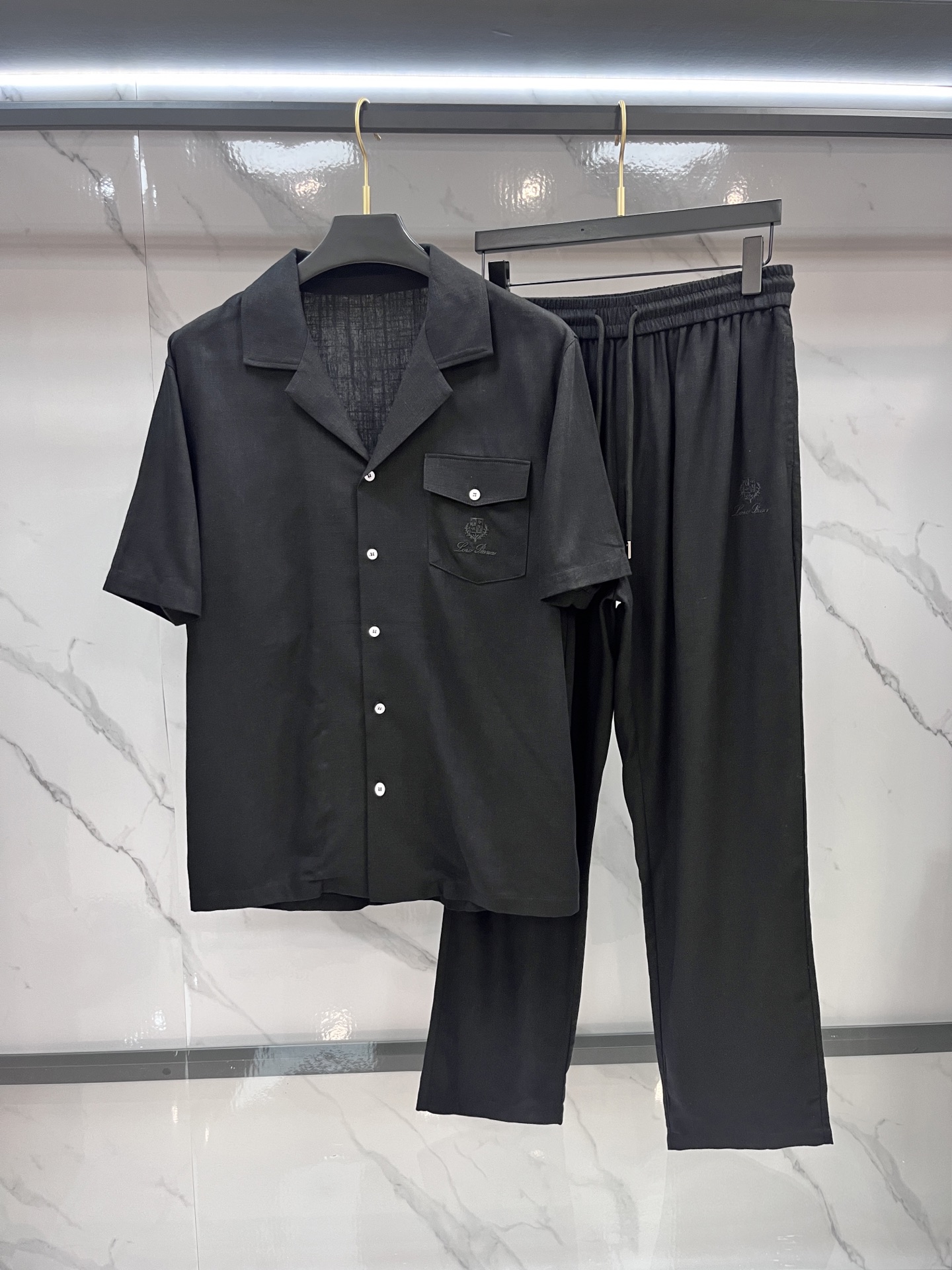 NO:519014,LP latest fashion casual suit, made of top-grade original Maliao, comfortable to wear, very good moisture absorption and breathability, and extremely high color fastness!  It is very outstanding in both the inside and the outside!  ……………………………………………………………………………… SizeM-XXXL, loro piana, alexander wang19860909LP 最新品时尚休闲套装,顶级原版麻廖打造,穿着舒适,吸湿性透气性都非常良好,色牢度超高！无论内搭还是外穿都非常出彩单品！…………………………………………………… SizeM-XXXL,,loro piana,alexander wang,Men's clothing