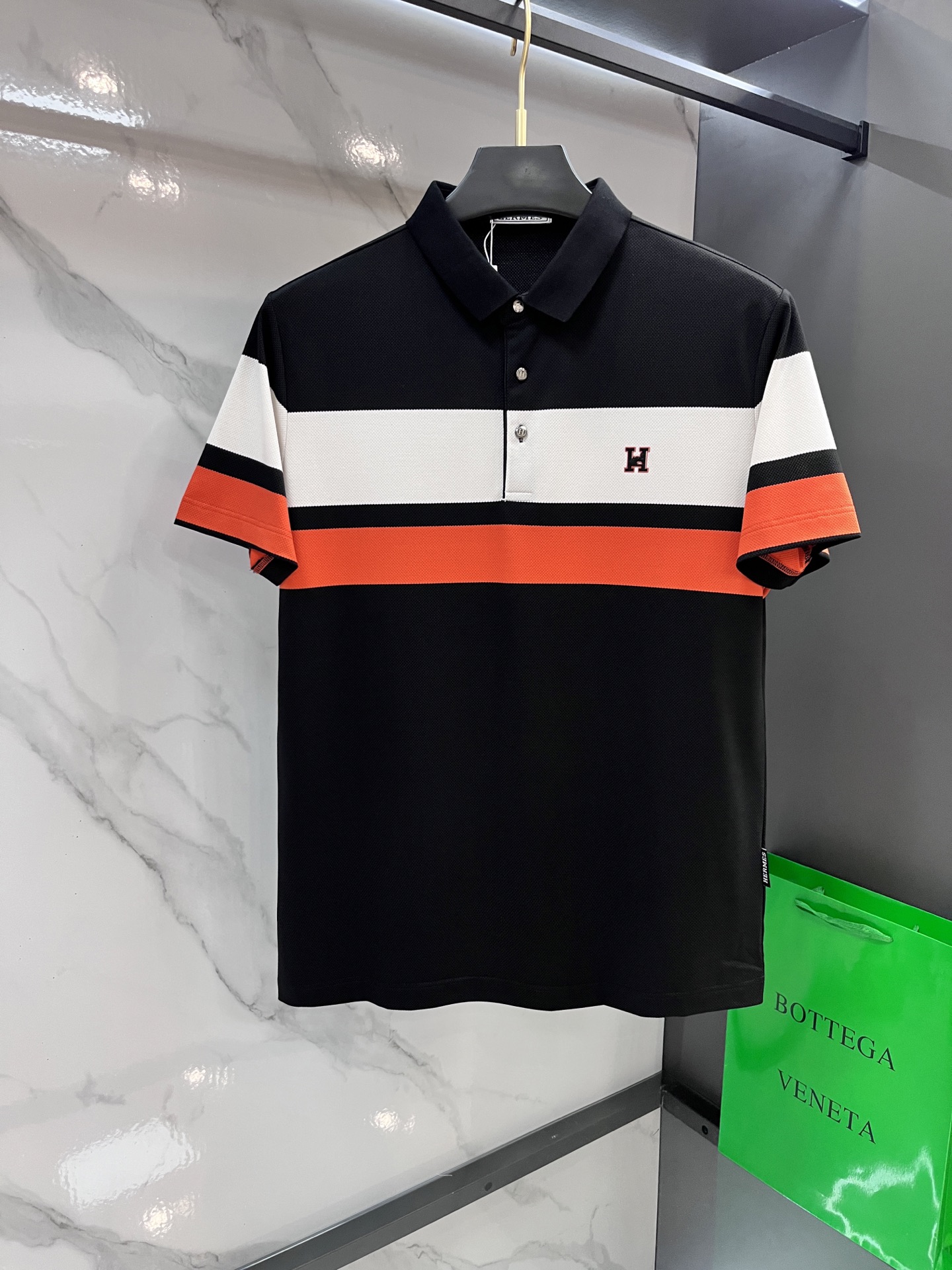 NO:527844,Hermes 2025 new high-end business polo white-collar workers are a must-have item for people in the unit!  Casual business lapel short sleeves, technological fabric, great body feel, smooth texture and great texture!  Good elasticity, no sense of restraint, the fabric has its own breathable mesh, moisture absorption and sweating, quick drying and keeping it dry, small lapel placket-breasted design, showing a straight posture, not soft pedal, simple style, can be used for business and leisure, highly recommended!  Simple, generous, clean and neat, elegant and gentlemanly. The key is the fabric, the key is to quality control, the feel is extremely delicate and smooth, the fabric has a good gloss and upper body skeleton feel, so you can greet mature and quality men's clothing!  Sweat in summer and dry in seconds, a brand new experience Business commuting and leisure …………………………………………………………………………………………………………………………………………………………………………………………………………………………………………………………………………………………19860909爱马仕 2025新款高端商务polo 白领 单位人士必入单品！ 休闲商务翻领短袖,科技面料,体感非常棒,手感顺滑质感很棒！弹性好,无任何束缚感,面料自带透气网孔,吸湿排汗,速干保持干爽,小翻领门襟排扣设计,展露挺拔姿态,不软踏,简约款式,商务休闲都可驾驭,强烈推荐！简单大方干净利落,儒雅绅士风度.高级材质,重点就是面料上,品控的必上,手感极其细腻光滑,面料光泽感和上身骨架感好,打招成熟品质男装！夏天出汗秒干,全新体验 商务通勤休闲 …………………………………………………… SizeM-XXXXL,,hermes,T-shirt,alexander wang,Men's clothing