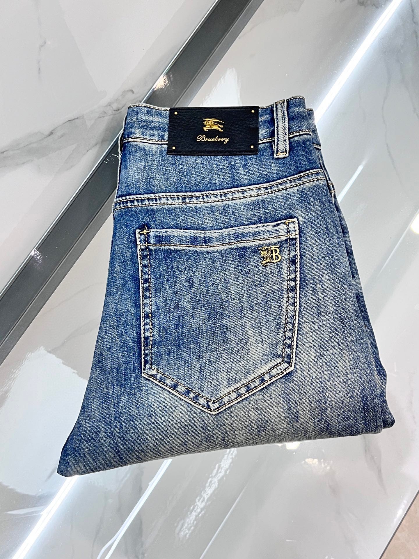 NO:487286,Burberry 2025SS early spring new thin heavy industry casual jeans, imported high-quality washing elastic fabric, comfortable, breathable and elastic upper body, customer-supplied hardware and auxiliary materials decoration, super positive style, full-quality order model, full-body handsome upper body …………………………………………………………………………………………………………………………………………………………………………………………………………………………………………………………………………………………………………………………………………………………………………………………………………………………………………………………………………………………………………………………………………………………………………………………………………………………………………………………………………………………………………………………………………………………………………………………………………………………………………………………………………………………………………………………………………………………………………………………………………………………………………………………………………………………………………………………………………………………………………………………………………………………………19860909巴宝莉 2025SS早春新品薄款重工休闲牛仔裤,进口优质水洗弹力面料,上身舒适透气有弹力,客供五金辅料装饰,版型超正,全品相订单款,上身帅气十足 …………………………………………………… Size29-38,,burberry,jeans,alexander wang,Men's clothing