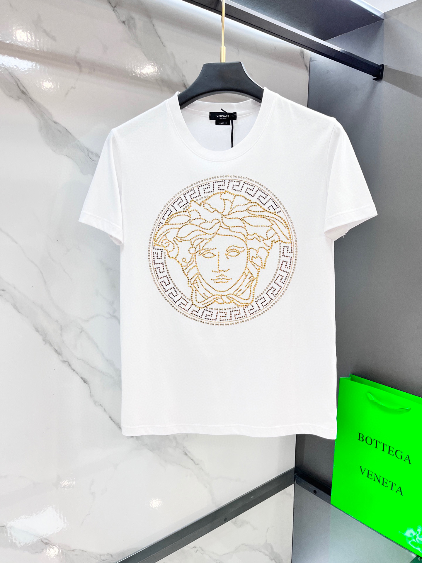 NO:527853,Versace 2025 spring and summer European GW counter new style, customization of show-tale internet celebrity style top-level original single fashion casual short-sleeved T-shirt. 25ss trendy internet celebrity must-have items, selected imported mercerized cotton fabric, excellent comfort and breathability, soft, wrinkle-resistant elasticity and drooping, both single and inner wear are very handsome, matching men's practical dressing habits, exquisite logo iron diamond heavy craft design, pursue luxury, noble and elegant style, create extraordinary men's taste, and urban fashion men's first choice. …………………………………………………………………………………………………………………………………………………………………………………………………………………………………………………………………………………………………………………………………………………………………………………………………………………………………………………………………………………………………………………………………………………………………………………………………………………………………………………………………………………………………………………………………………………………………………………………………………………………………………………………………………………………………………………………………………………………………………………………………………………19860909范思哲 2025春夏装欧洲GW专柜新款 走秀网红款定制 顶级原单时尚休闲短袖T恤. 25ss潮人网红必备单品,精选进口丝光欧棉面料,舒适性与透气性兼优,柔软抗皱弹性和垂性极佳,无论是单穿还是内搭都是帅气十足,吻合了男性实用穿衣习惯,精致logo烫钻重工艺设计,追求奢华高贵优雅风范,打造不凡男士品味,都市时尚男尤首选.…………………………………………………… SizeM-XXXXL,,versace,T-shirt,tees，t-shirt,alexander wang,Men's clothing
