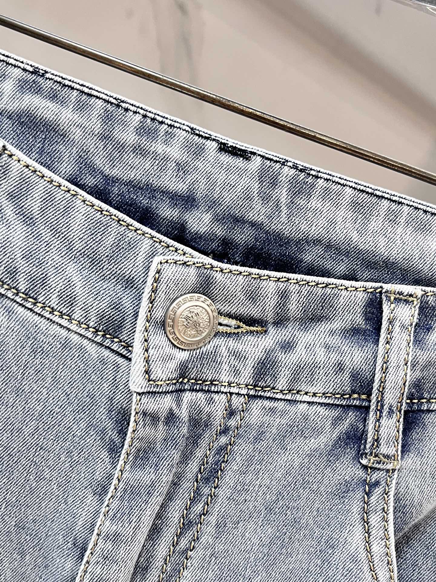  普拉达 2025SS早春新品薄款重工休闲牛仔裤👖，进口优质水洗弹力面料，上身舒适透气有弹力，客供五金辅