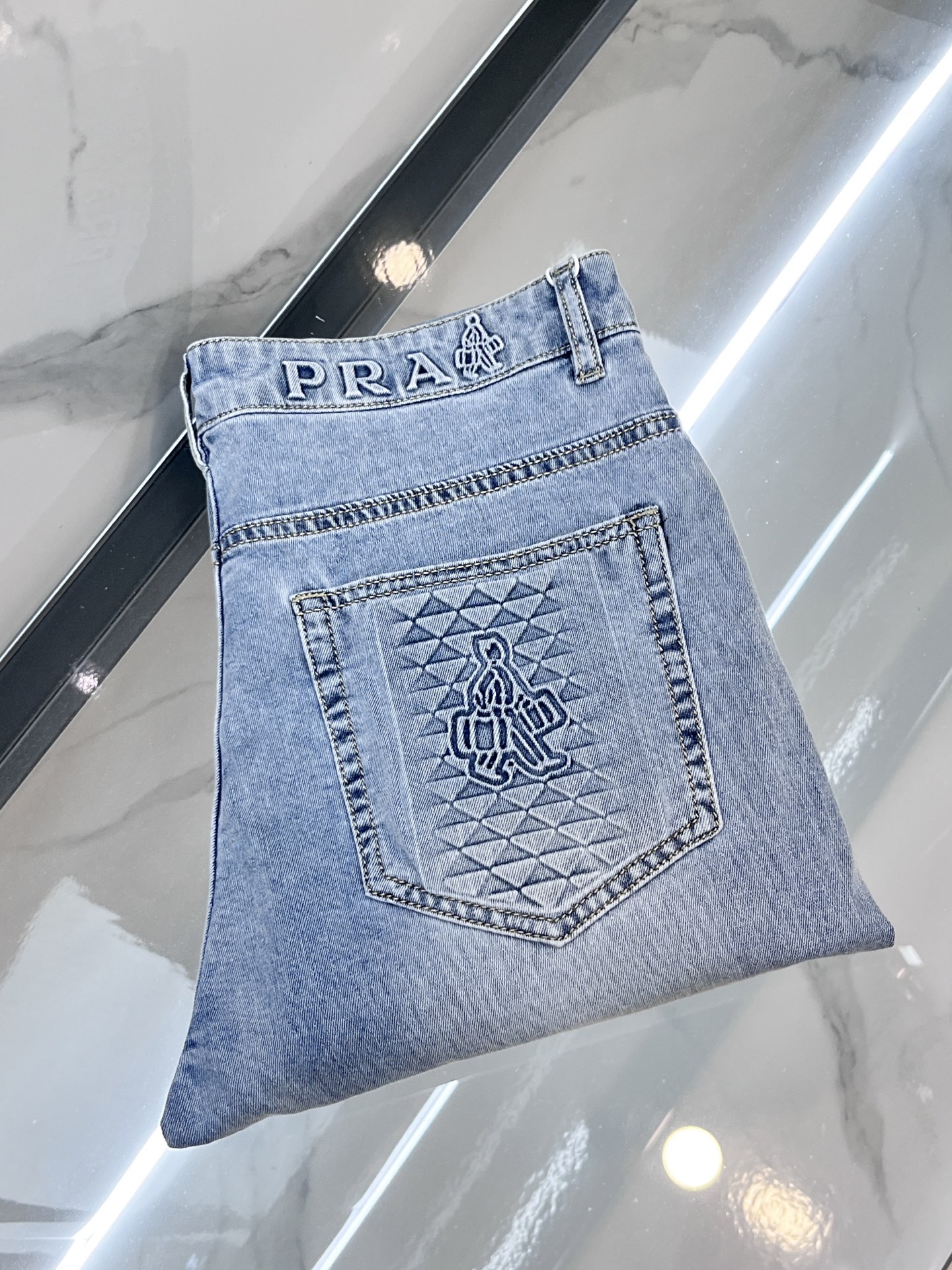  普拉达 2025SS早春新品薄款重工休闲牛仔裤👖，进口优质水洗弹力面料，上身舒适透气有弹力，客供五金辅