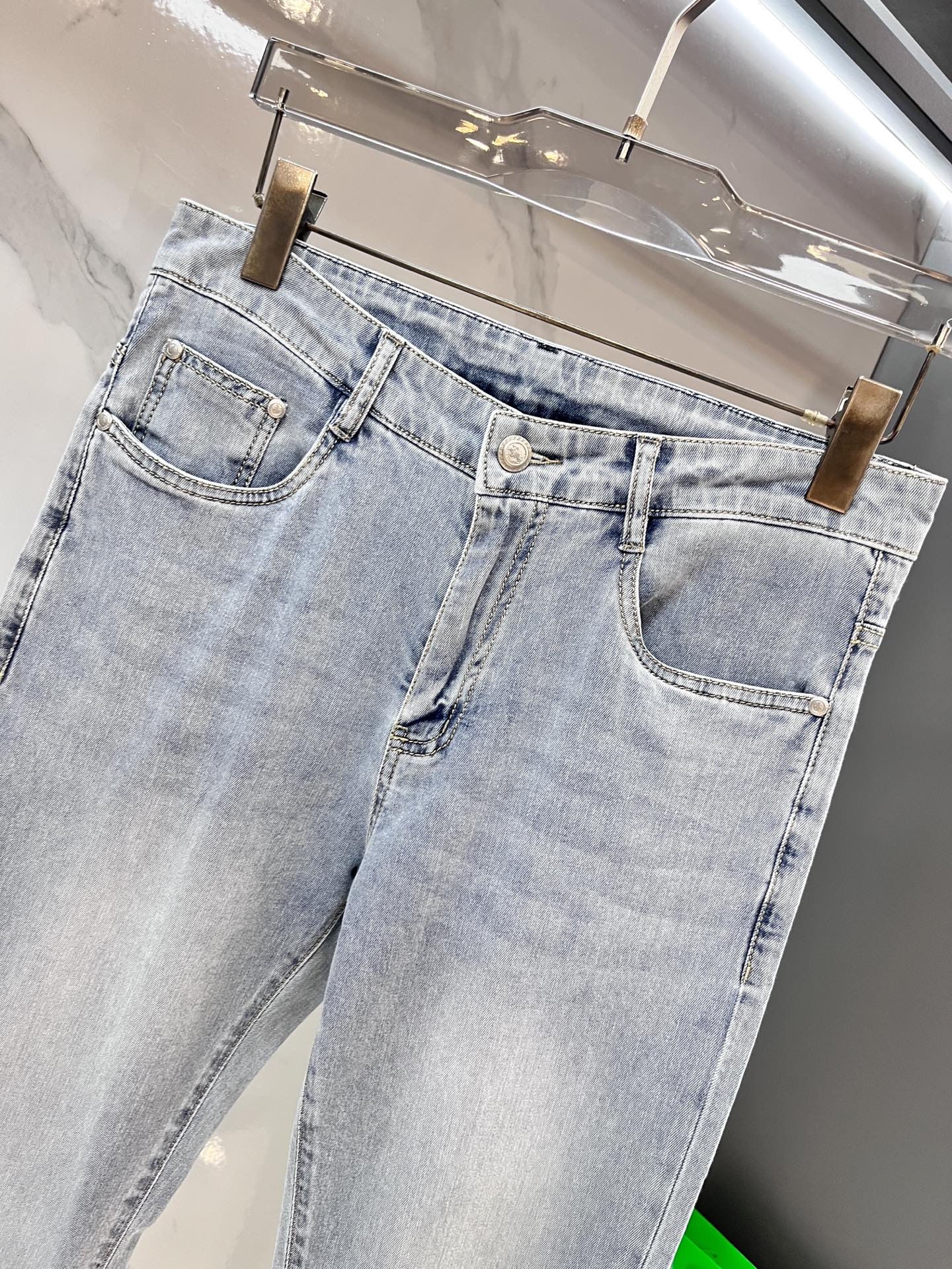  普拉达 2025SS早春新品薄款重工休闲牛仔裤👖，进口优质水洗弹力面料，上身舒适透气有弹力，客供五金辅