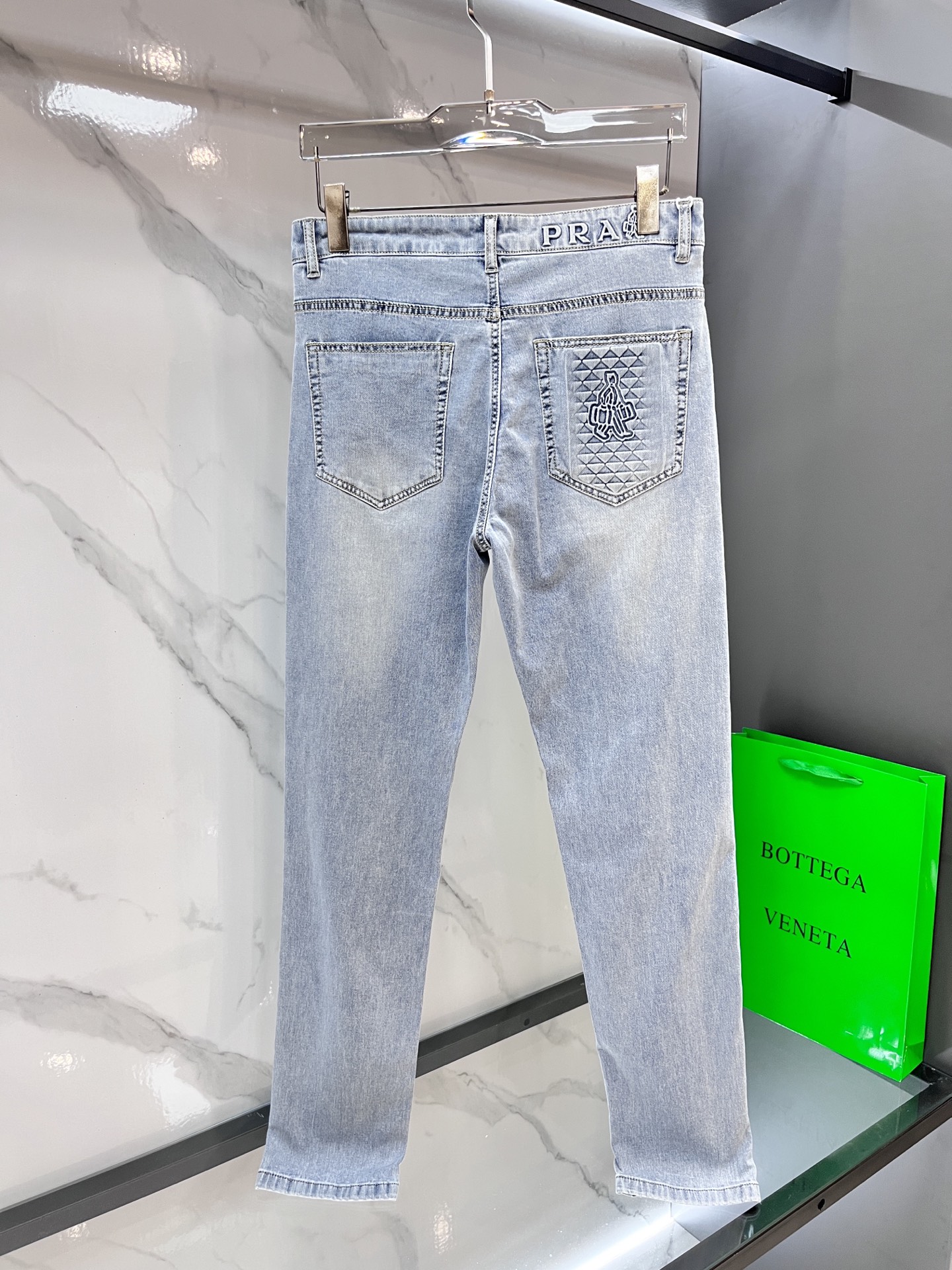  普拉达 2025SS早春新品薄款重工休闲牛仔裤👖，进口优质水洗弹力面料，上身舒适透气有弹力，客供五金辅