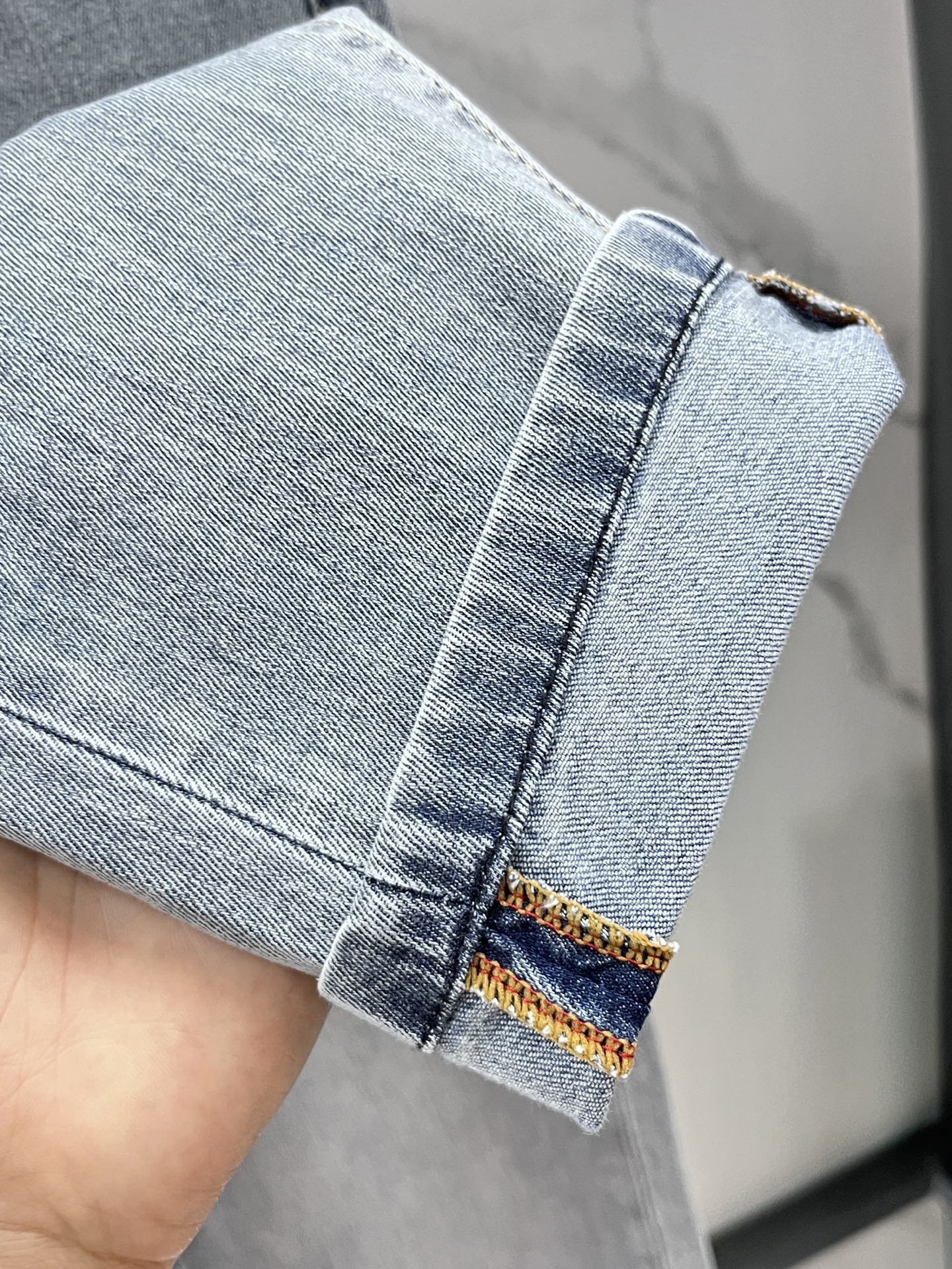  普拉达 2025SS早春新品薄款重工休闲牛仔裤👖，进口优质水洗弹力面料，上身舒适透气有弹力，客供五金辅