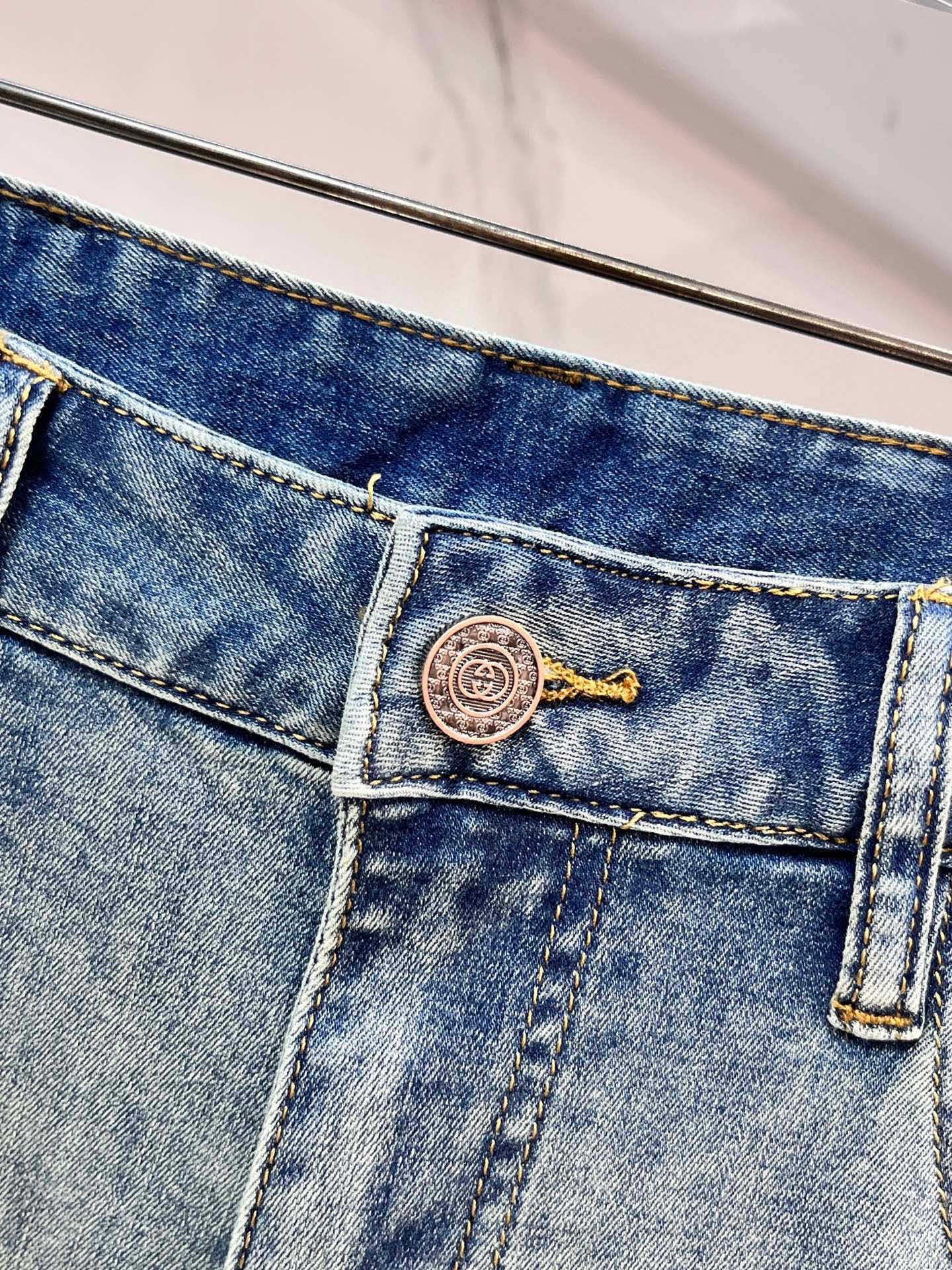  Gucci 2025SS早春新品薄款重工休闲牛仔裤👖，进口优质水洗弹力面料，上身舒适透气有弹力，客供五