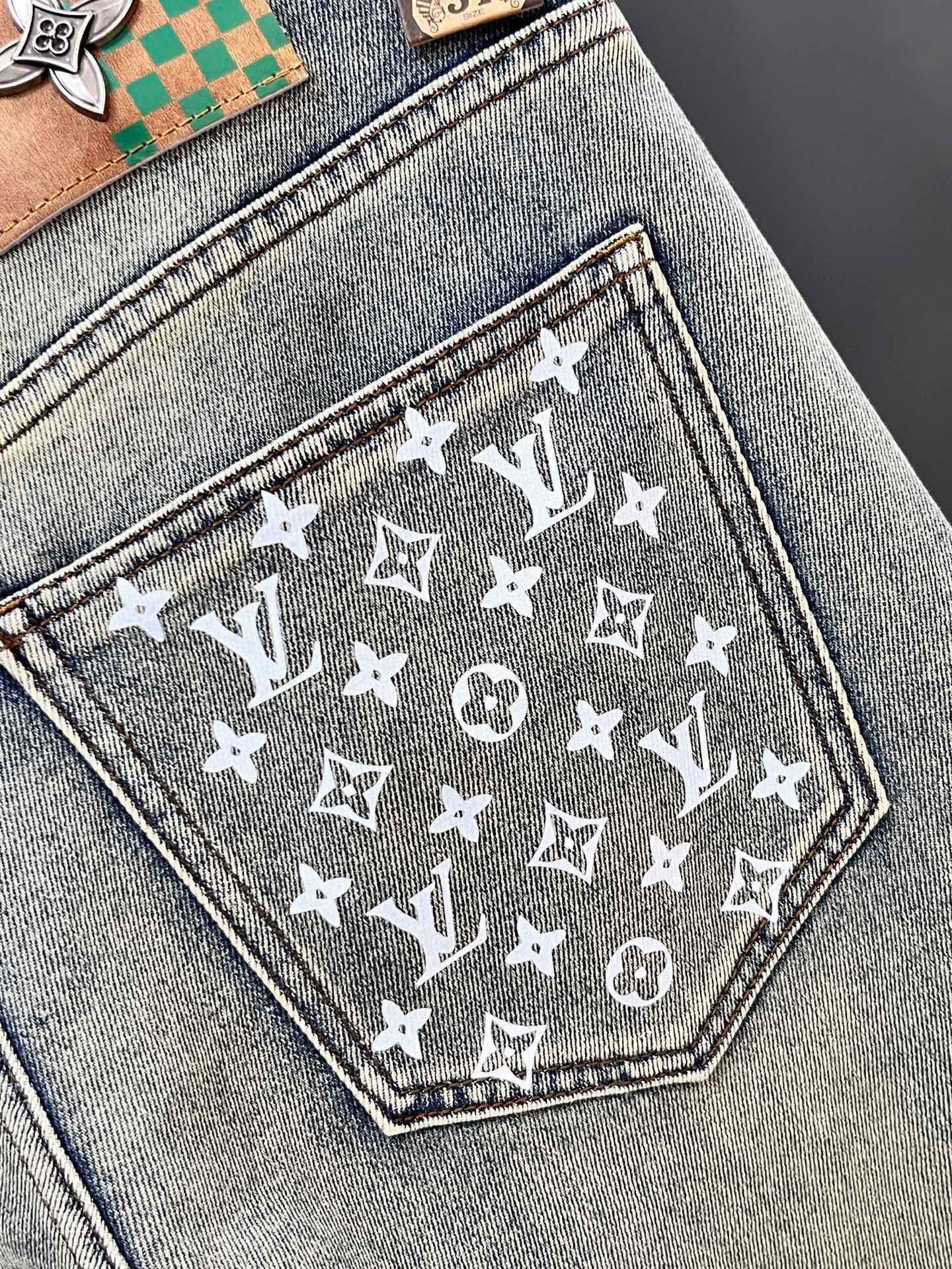  LV 2025SS早春新品薄款重工休闲牛仔裤👖，进口优质水洗弹力面料，上身舒适透气有弹力，客供五金辅料