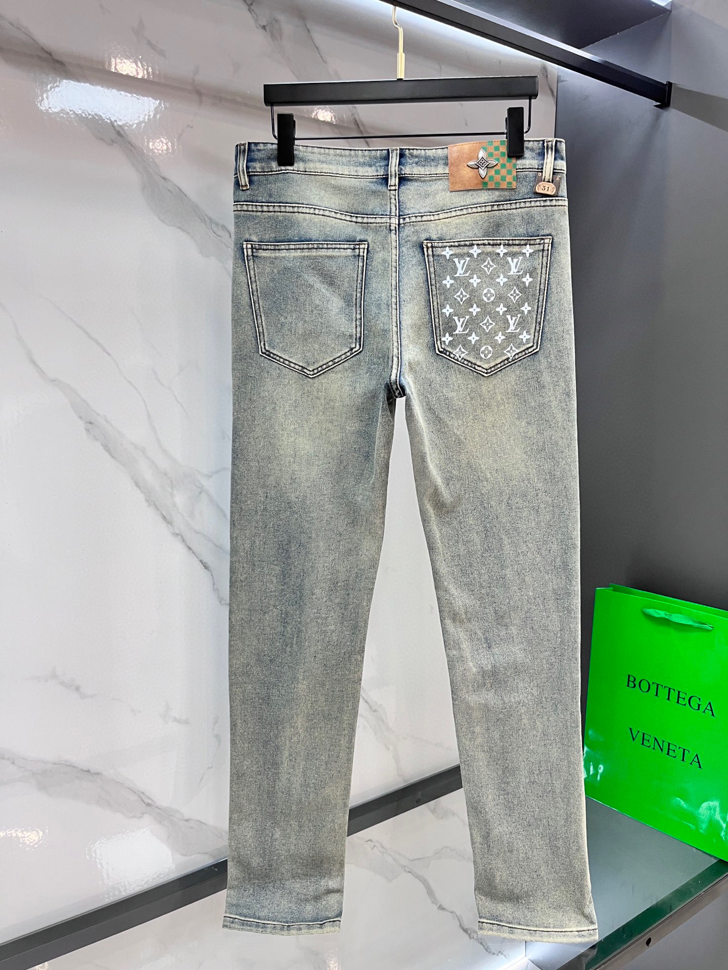  LV 2025SS早春新品薄款重工休闲牛仔裤👖，进口优质水洗弹力面料，上身舒适透气有弹力，客供五金辅料