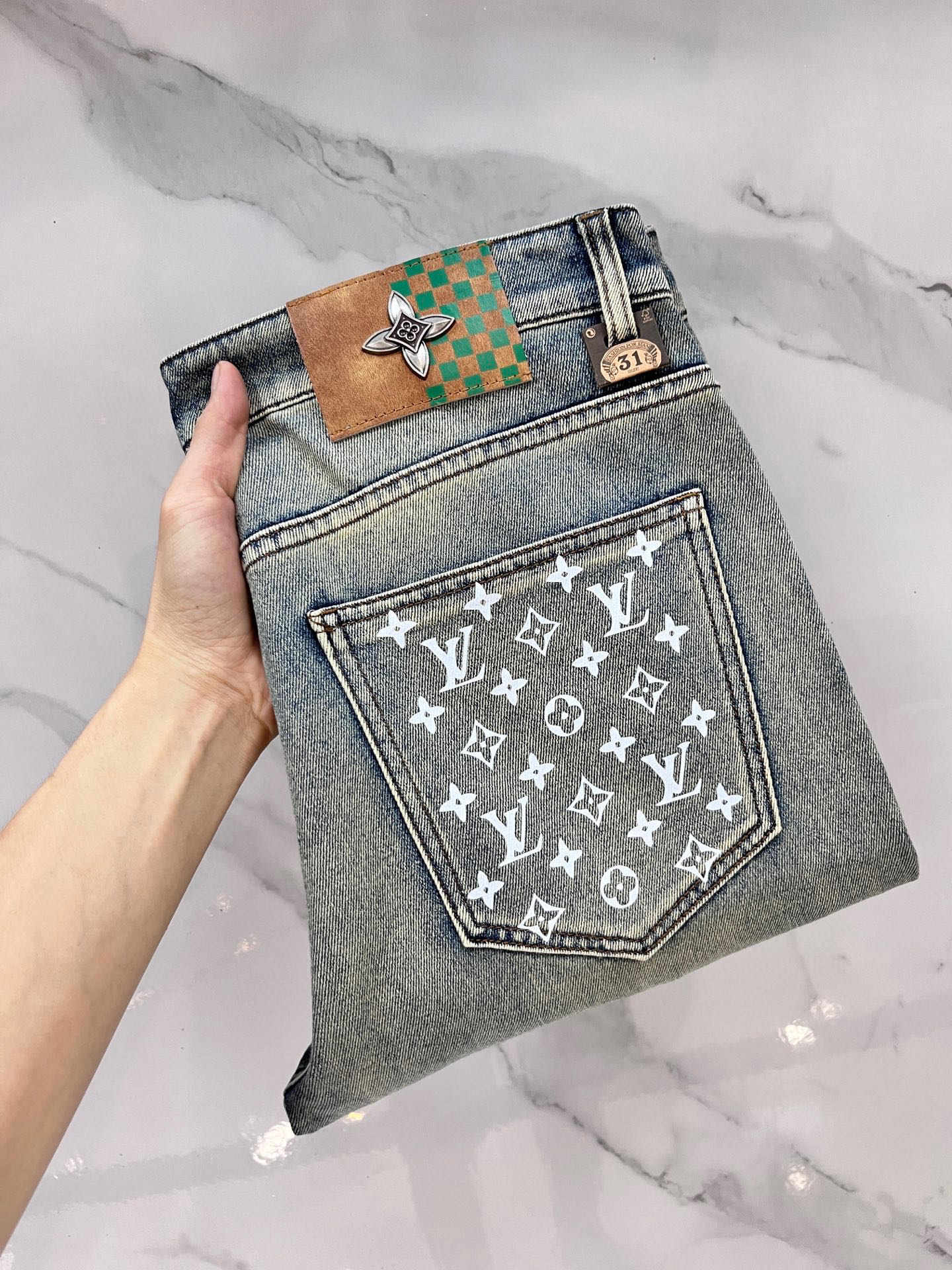  LV 2025SS早春新品薄款重工休闲牛仔裤👖，进口优质水洗弹力面料，上身舒适透气有弹力，客供五金辅料