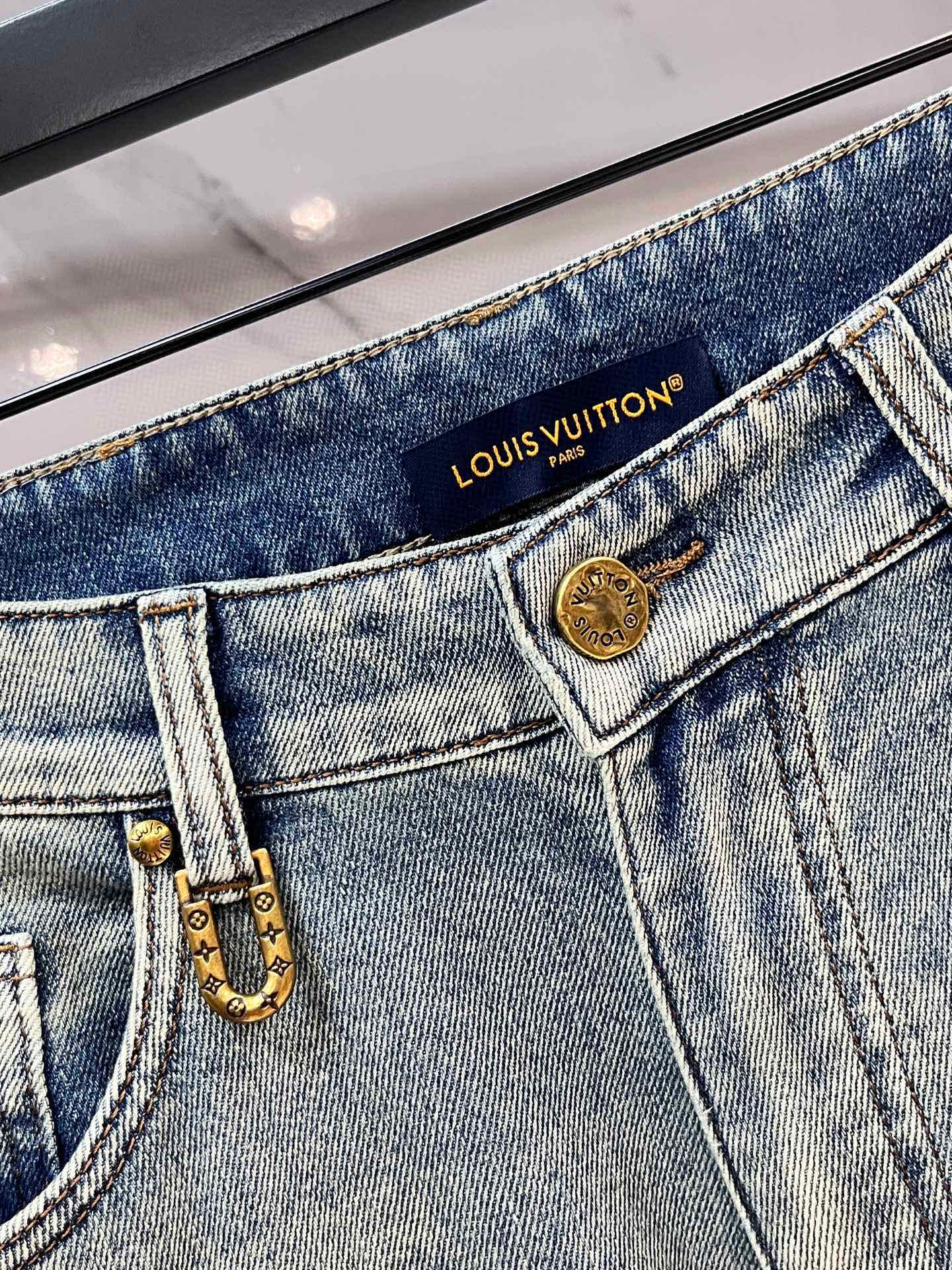  LV 2025SS早春新品薄款重工休闲牛仔裤👖，进口优质水洗弹力面料，上身舒适透气有弹力，客供五金辅料