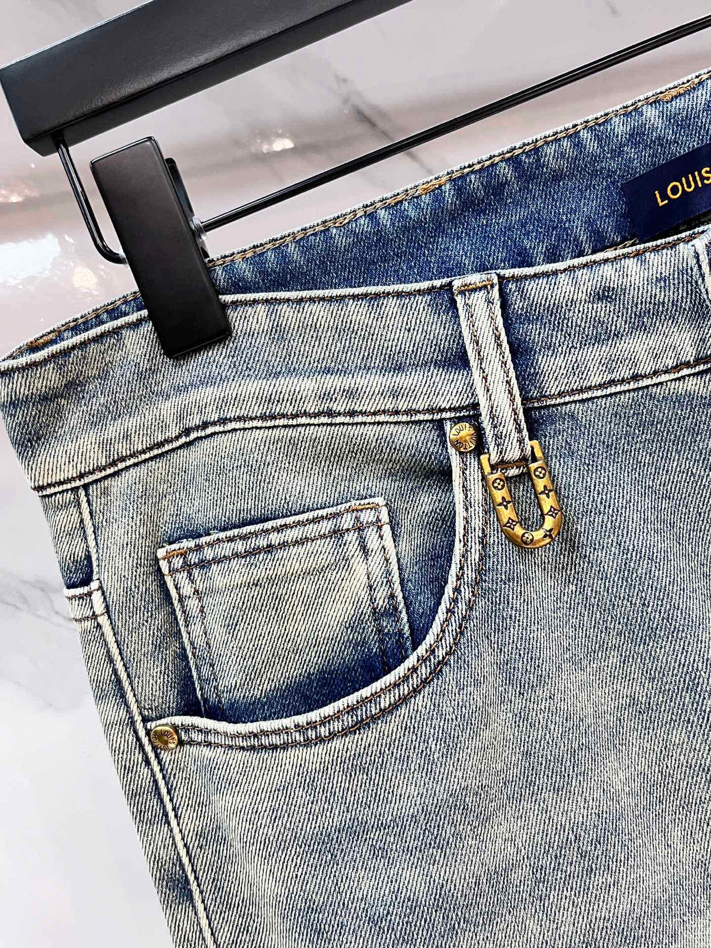  LV 2025SS早春新品薄款重工休闲牛仔裤👖，进口优质水洗弹力面料，上身舒适透气有弹力，客供五金辅料