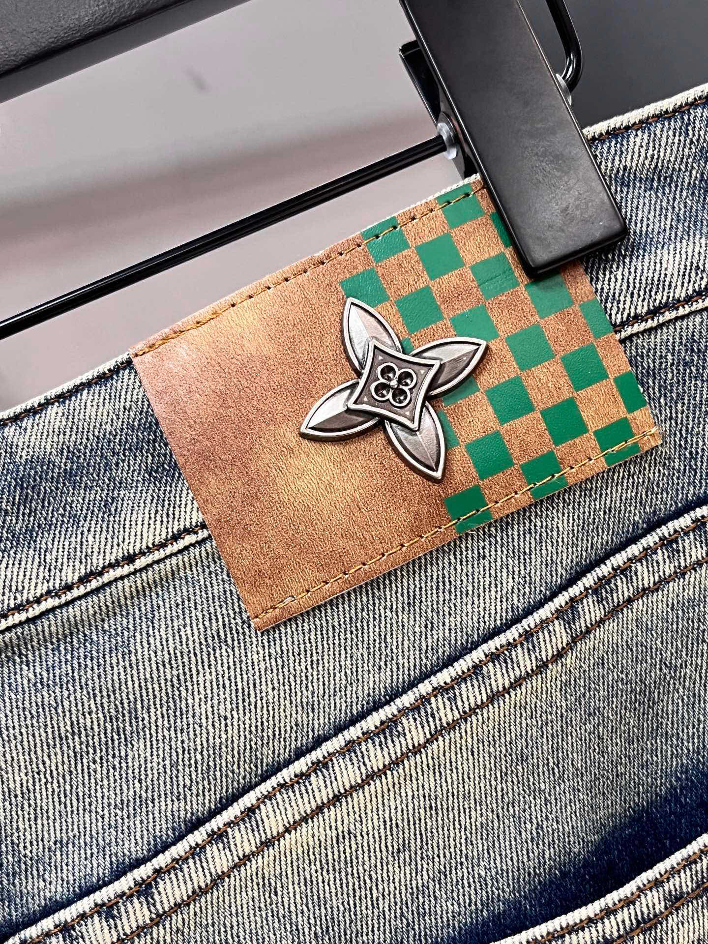  LV 2025SS早春新品薄款重工休闲牛仔裤👖，进口优质水洗弹力面料，上身舒适透气有弹力，客供五金辅料