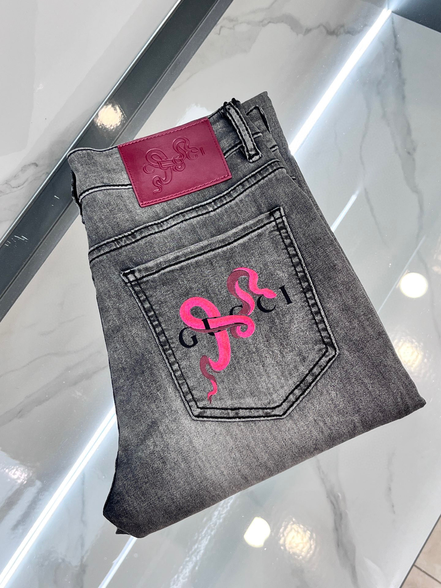 NO:512899,Gucci 2025SS early spring new thin heavy industry casual jeans, imported high-quality washing elastic fabric, comfortable, breathable and elastic upper body, customer-supplied hardware and auxiliary materials decoration, super positive style, full-quality order model, full-body handsome upper body ……………………………………………………………………………………………………………………………………………………………………………………………………………………………………………………………………………………………………………………………………………………………………………………………………………………………………………………………………………………………………………………19860909Gucci 2025SS早春新品薄款重工休闲牛仔裤,进口优质水洗弹力面料,上身舒适透气有弹力,客供五金辅料装饰,版型超正,全品相订单款,上身帅气十足 …………………………………………………… Size28-38,,gucci,jeans,alexander wang,Men's clothing