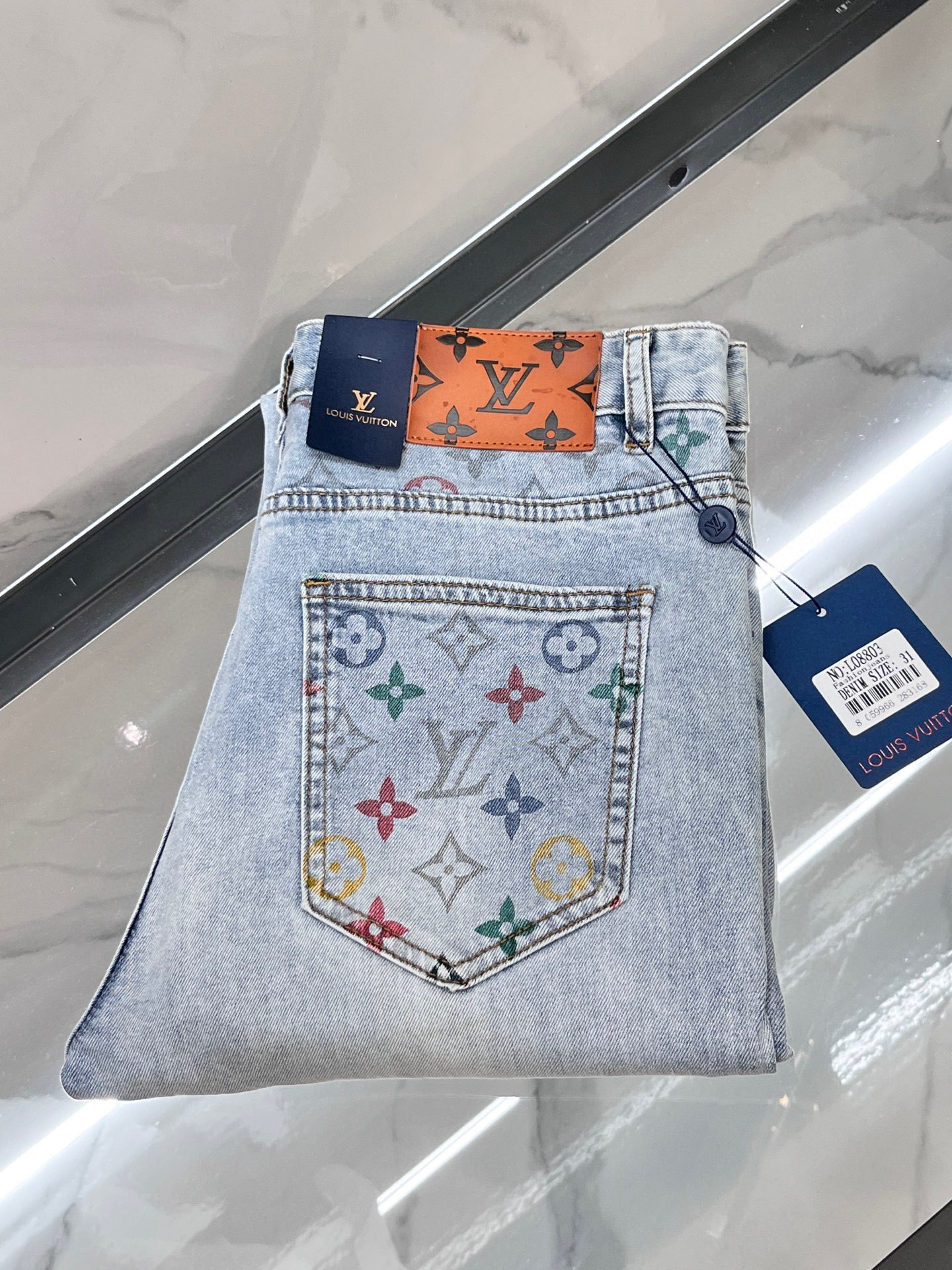 NO:527859,LV thin jeans. If you have requirements for quality control details, you highly recommend this one. The latest 25-year-old model, this jeans are made of 98 denim cotton + 2 elastic pull-up frame. The fabric feels solid and skin-friendly, soft and skin-friendly, slightly elastic, and the upper body has no sense of restraint. There is nothing to say about the shape of the pants. It is super good~ Simple and pure basic style, invisible zipper opening and closing, and the pocket is embossed and matched neatly. The pants look handsome and elegant!  Live shooting ………………………………………………………………………… Size29-36,,louis vuitton,jeans,alexander wang19860909LV 薄款牛仔裤 牛货对品控细节有要求的,强烈推荐入手此款 25年最新款, 这款牛仔裤采用98牛仔棉+2弹力拉架制作 面料手感扎实有骨感,柔软亲肤,微弹力,上身无束缚感,裤形没有什么好说的,超级赞~ 简单纯粹的基础款,隐形拉链开合,口袋饰有压花搭配 利落裁剪,裤型穿出帅气优雅！实物拍摄 …………………………………………………… Size29-36,,louis vuitton,jeans,alexander wang,Men's clothing