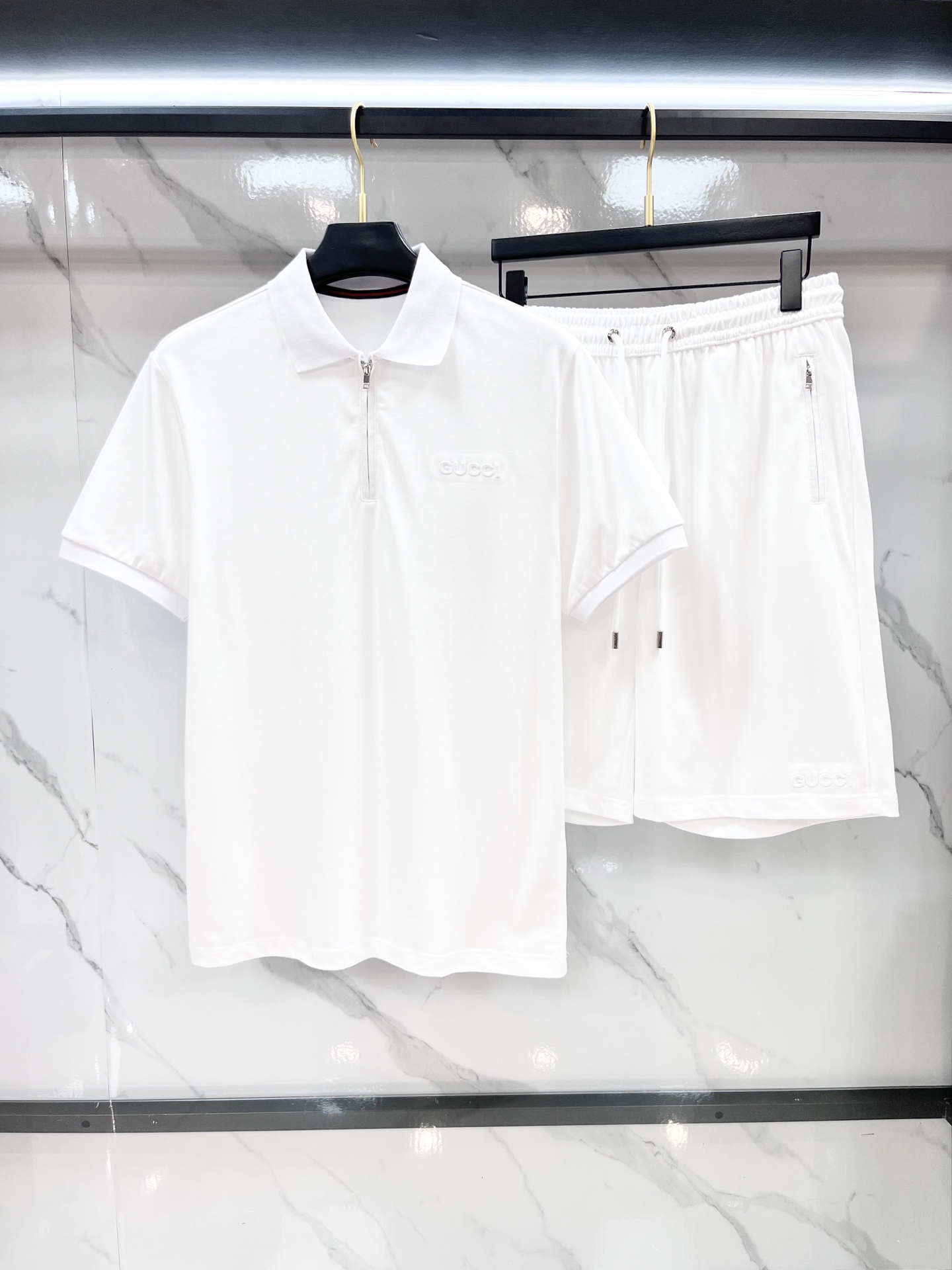 NO:421021,Gucci 2025 latest fashion casual suit, made of top-grade original fabrics, comfortable to wear, good moisture absorption and breathability, and extremely high color fastness!  It is very outstanding in both the inside and the outside!  ……………………………………………………………………………… SizeM-XXXL,,gucci,alexander wang19860909Gucci 2025最新品时尚休闲套装,顶级原版面料打造,穿着舒适,吸湿性透气性都非常良好,色牢度超高！无论内搭还是外穿都非常出彩单品！…………………………………………………… SizeM-XXXL,,gucci,alexander wang,Men's clothing