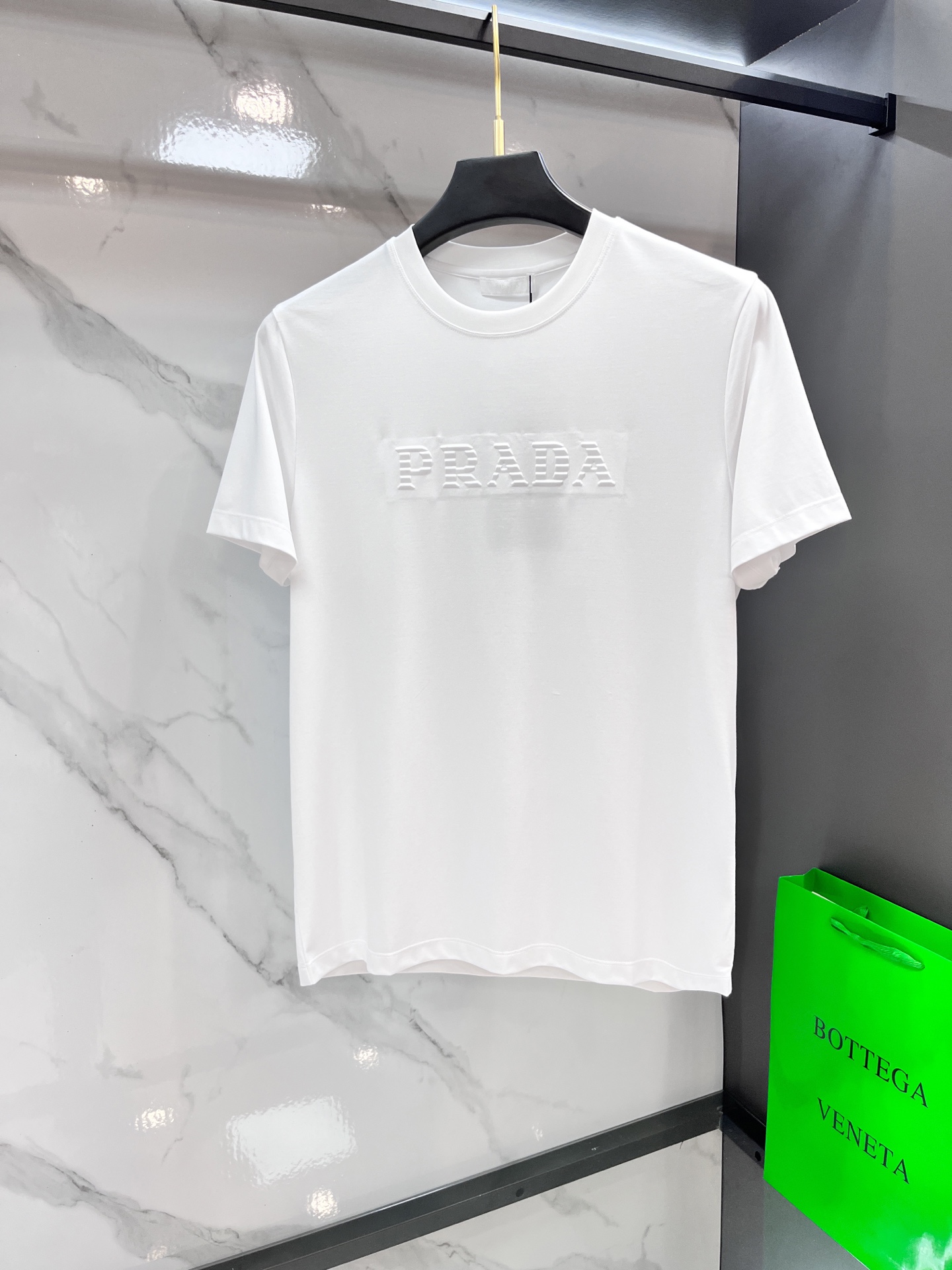 NO:421032,Prada 2025ss Spring and Summer Boutique Short-sleeved T-shirt Official website synchronization High-end quality Customized top mercerized fabrics, 1:1 production of top manufacturers, fashionable big brand heavy craftsmanship logo design, soft and delicate touch, skin-friendly and comfortable to wear, versatile and casual, the upper body is very good, handsome, trendy men's essential products ……………………………………………………………………………………………………………………………………………………………………………………………………………………………………………………………………………………………………………………………………………………………………………………………………………………………………………………………………………………………………………………………………………………………………………………………………………………………………………………………………………………………………………………………………………………………………………………………………………………………………………………………………………………………………………………………………………………………………………………………………………………………………………………………………………………………………………………………19860909普拉达 2025ss春夏精品短袖T恤 官网同步 高端品质 定制顶级丝光面料,顶级大厂1:1制作,时尚大牌重工艺logo设计,手感柔软细腻 穿着亲肤舒适 百搭休闲 上身非常赞 帅气 潮男必备品 …………………………………………………… SizeM-XXXL,,prada,T-shirt,tees，t-shirt,alexander wang,Men's clothing