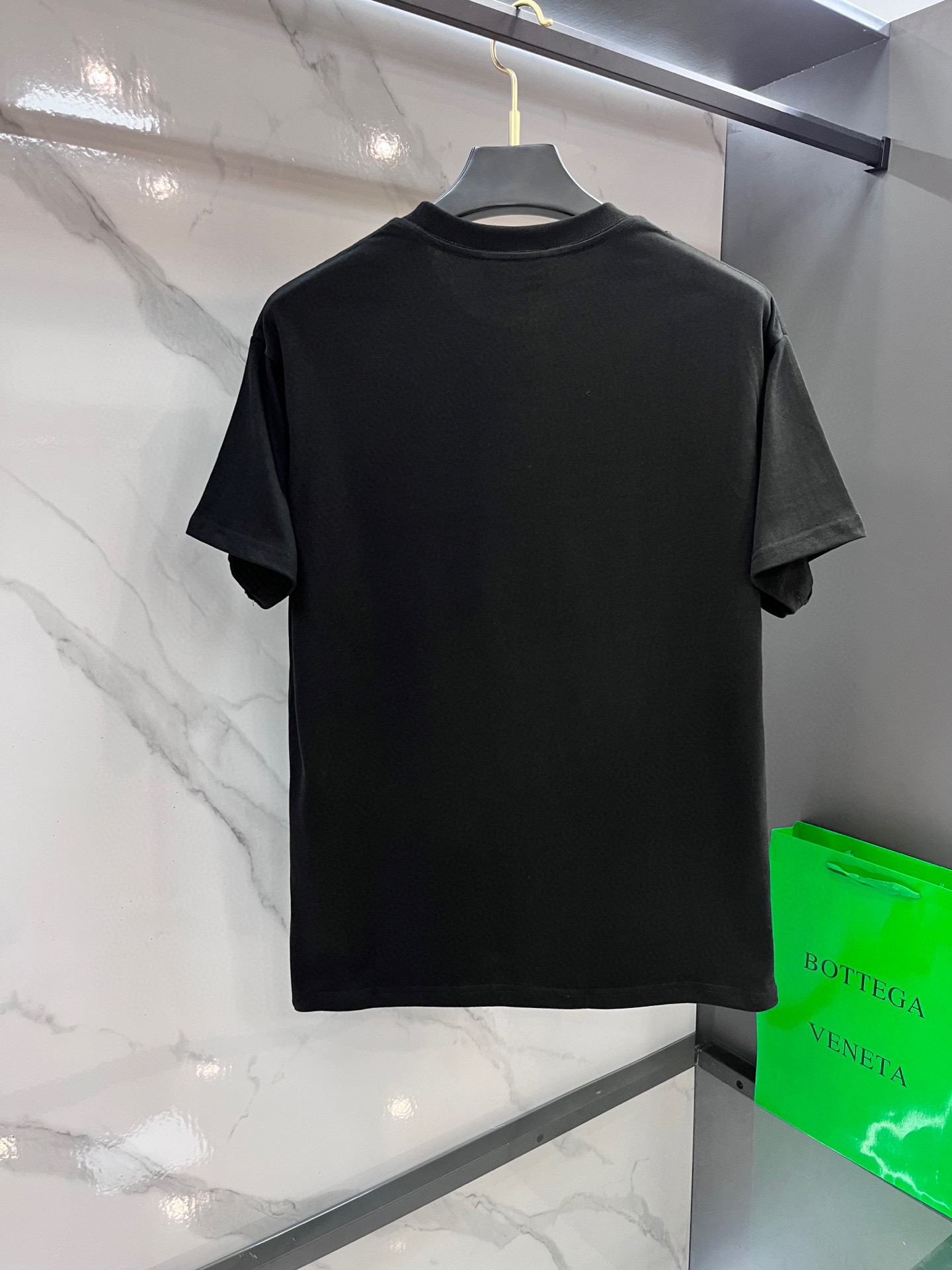 Gucci 古驰 刺绣标识T恤胸前的品牌标识采用撞色刺绣工艺，金色“GUCCI”字样鲜明夺目，与下方红绿