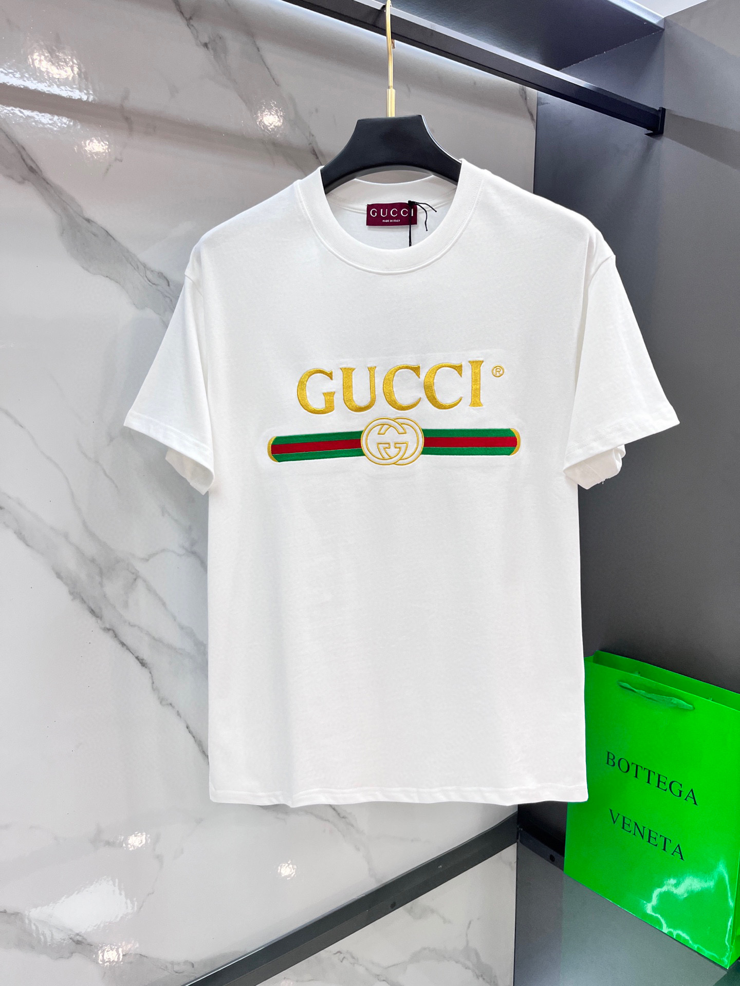 Gucci 古驰 刺绣标识T恤胸前的品牌标识采用撞色刺绣工艺，金色“GUCCI”字样鲜明夺目，与下方红绿