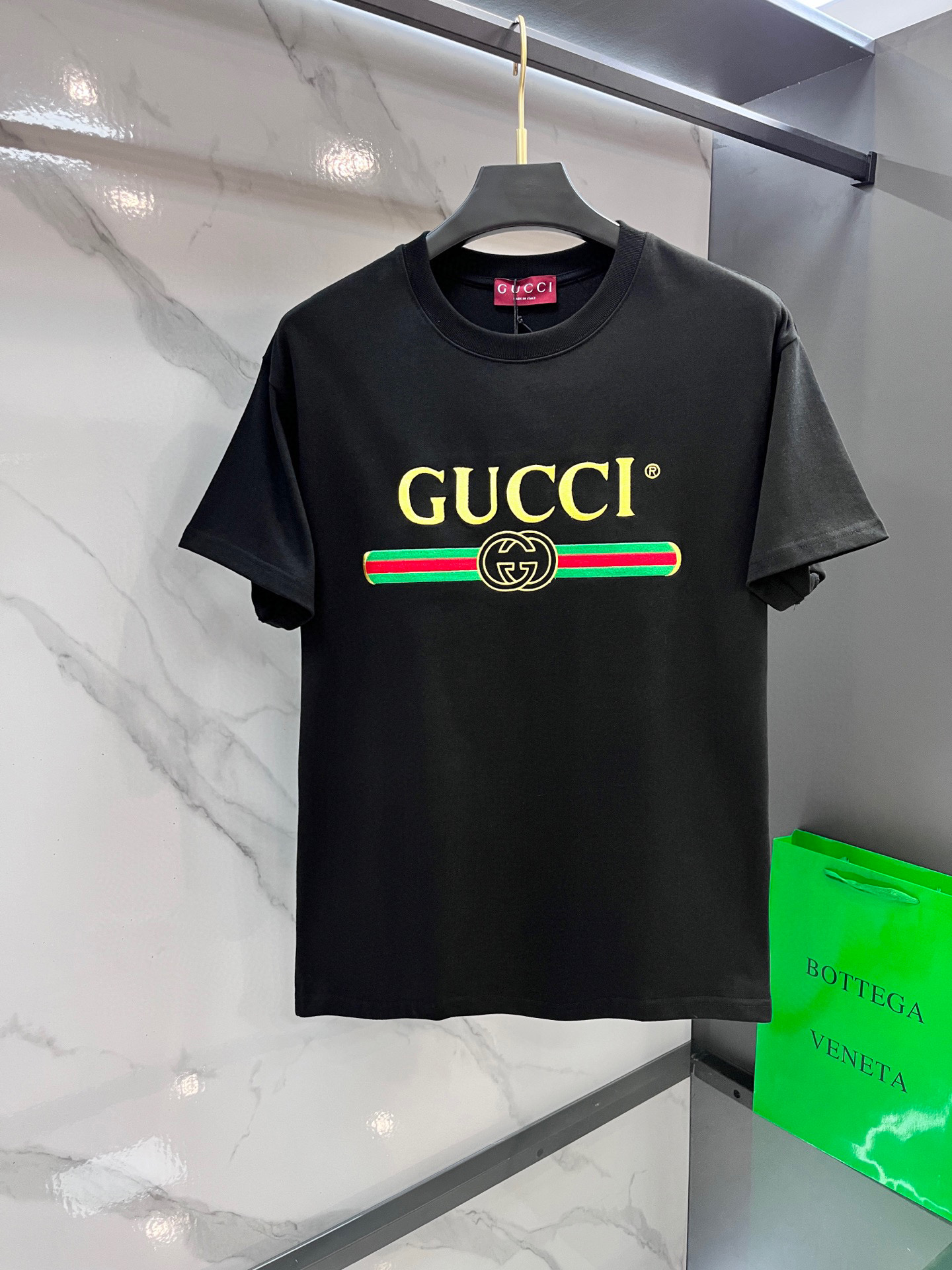 NO:512901,Gucci Embroidery Logo T-shirt The brand logo on the chest adopts contrasting embroidery technology, and the golden 'GUCCI' is vivid and eye-catching, contrasting with the red and green contrasting stripes and double G logo below. The embroidery needle is delicate, the color transition is natural, and the sharp contrast of red and green stripes breaks the monotony and gives visual impact; the golden letters are shiny and bright, highlighting the exquisite texture. Each needle and every thread accurately outlines the pattern outline, vividly presenting Gucci's signature elements. Select high-quality fabrics, comfortable and skin-friendly. Whether it is paired with casual pants to create a daily casual style or a fashionable skirt to attend a trendy occasion, it can help you easily demonstrate unique fashion taste and high-end style. The same style for men and women, two colors are available, real shot ……………………………………………………………………………………………………………………………………………………………………………………………………………………………………………………………………………………………………………………………………………………………………………………………………………………………………………………………………………………………………………………………………………………………………………………………………………………………………………………………………………………………………………………………………………………………………………………………………………………………  SizeS-XL, gucci,gucci,skirts,tees,t-shirt,alexander wang19860909Gucci 古驰 刺绣标识T恤 胸前的品牌标识采用撞色刺绣工艺,金色“GUCCI”字样鲜明夺目,与下方红绿撞色条纹、双G logo相互映衬.刺绣针法细腻,色彩过渡自然,红绿条纹的鲜明对比,打破单调,赋予视觉冲击力；金色字母光泽亮丽,凸显精致质感.每一针每一线都精准勾勒图案轮廓,将古驰标志性元素生动呈现.精选优质面料,舒适亲肤.无论是搭配休闲裤打造日常休闲风,还是与时尚半裙组合出席潮流场合,都能助你轻松彰显独特时尚品味与高端格调.男女同款 两色可选,实物拍摄 …………………………………………………… SizeS-XL,,gucci,gucci,skirts,tees，t-shirt,alexander wang,Men's clothing