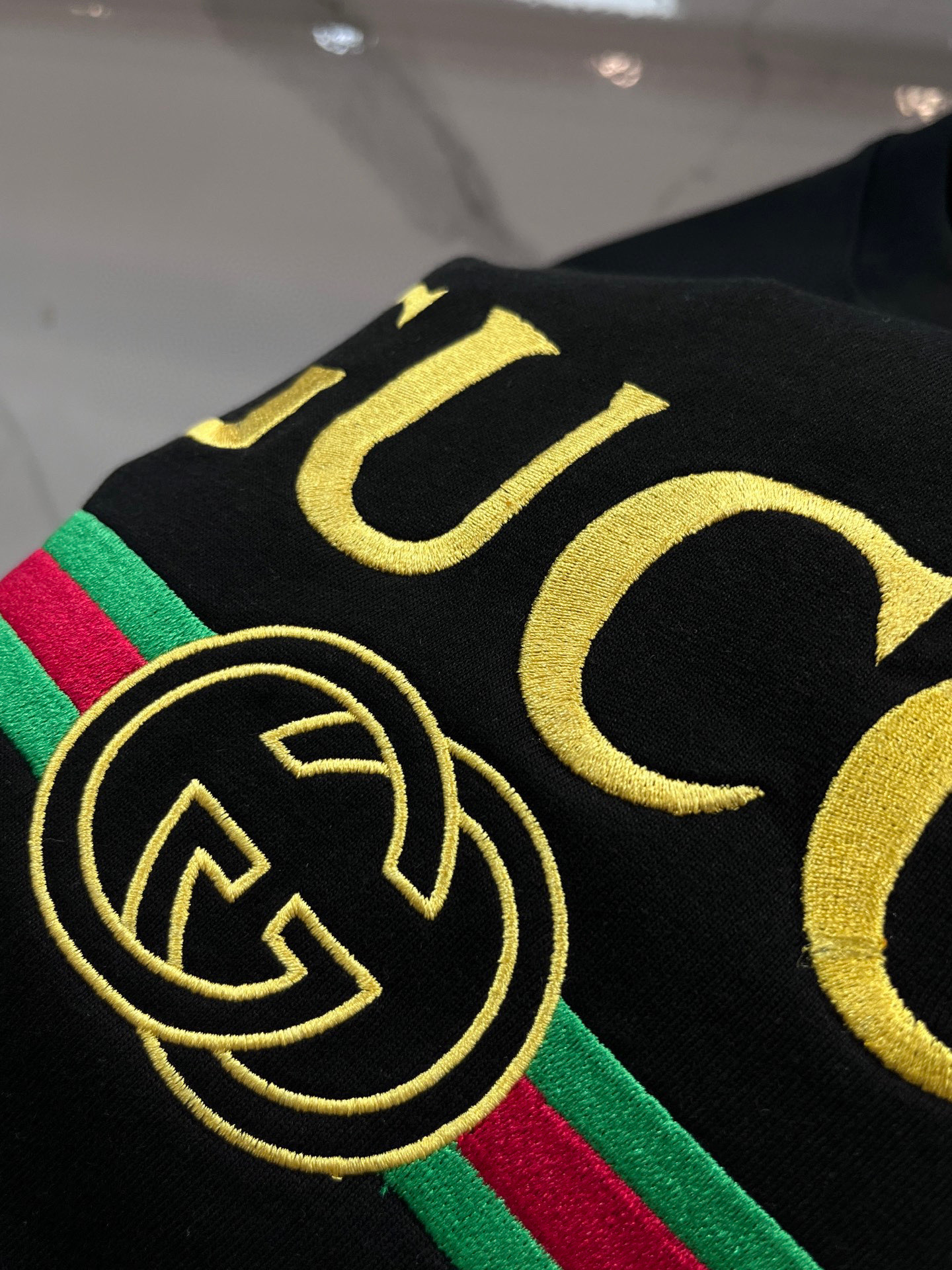 Gucci 古驰 刺绣标识T恤胸前的品牌标识采用撞色刺绣工艺，金色“GUCCI”字样鲜明夺目，与下方红绿