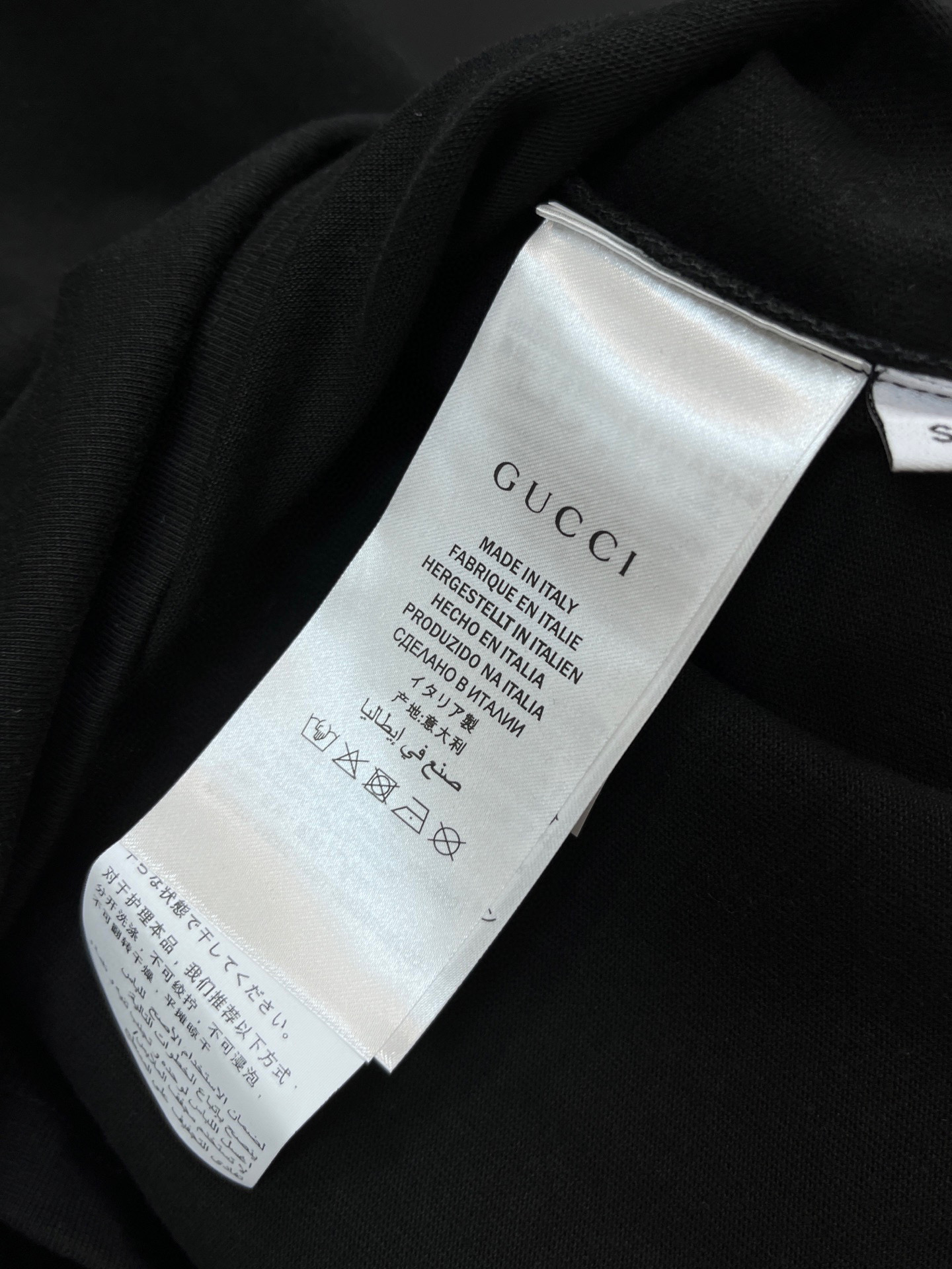 Gucci 古驰 刺绣标识T恤胸前的品牌标识采用撞色刺绣工艺，金色“GUCCI”字样鲜明夺目，与下方红绿