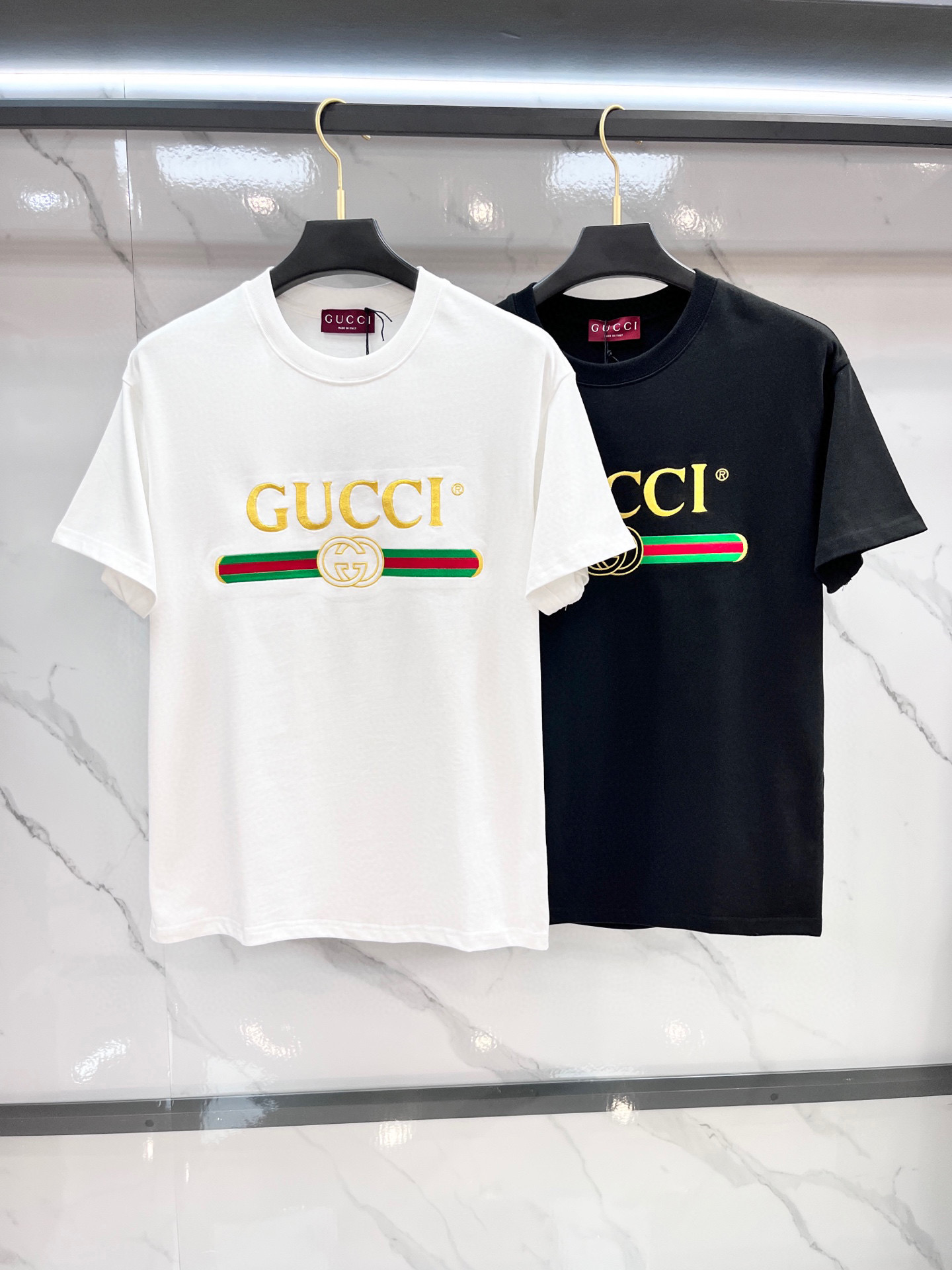 Gucci 古驰 刺绣标识T恤胸前的品牌标识采用撞色刺绣工艺，金色“GUCCI”字样鲜明夺目，与下方红绿