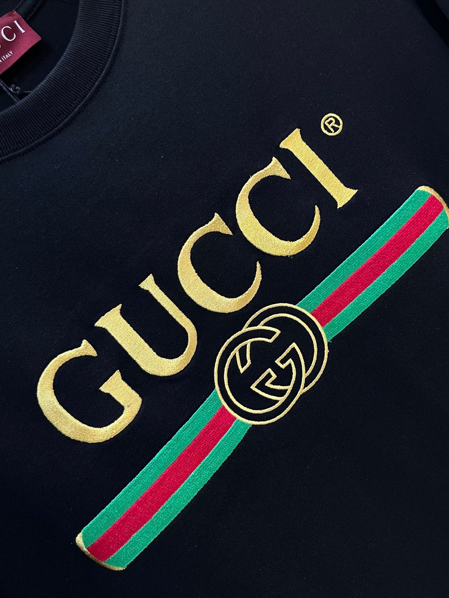 Gucci 古驰 刺绣标识T恤胸前的品牌标识采用撞色刺绣工艺，金色“GUCCI”字样鲜明夺目，与下方红绿
