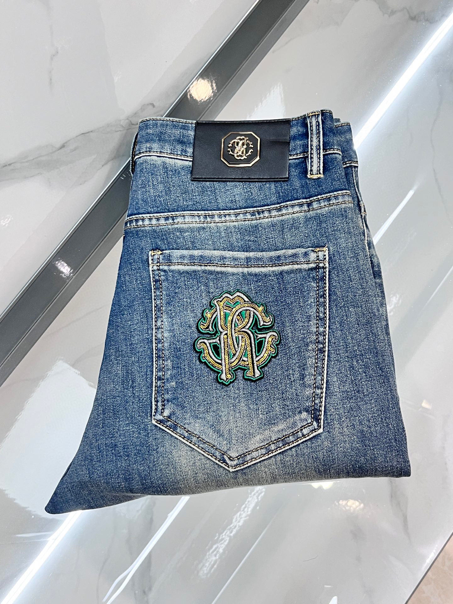 NO:428231,Cavalli 2025SS early spring new thin heavy industry casual jeans, imported high-quality washing elastic fabric, comfortable, breathable and elastic upper body, customer-supplied hardware and auxiliary materials decoration, super positive style, full-quality order model, full-body handsome upper body ………………………………………………………………………………………………………………………………………………………………………………………………………………………………………………………………………………………………………………………………………………………………………………………………………………………………………………………………………………………………………………………………………………………………………………………………………………………………………………………………………………………………………………………………………………………………………………………………………………………………………………………………………………………………………………………………………………………………………………………………………………………………………………………………………………………………………………………………………………………………………………………………………………………………19860909卡瓦莉 2025SS早春新品薄款重工休闲牛仔裤,进口优质水洗弹力面料,上身舒适透气有弹力,客供五金辅料装饰,版型超正,全品相订单款,上身帅气十足 …………………………………………………… Size29-38,,jeans,alexander wang,Men's clothing