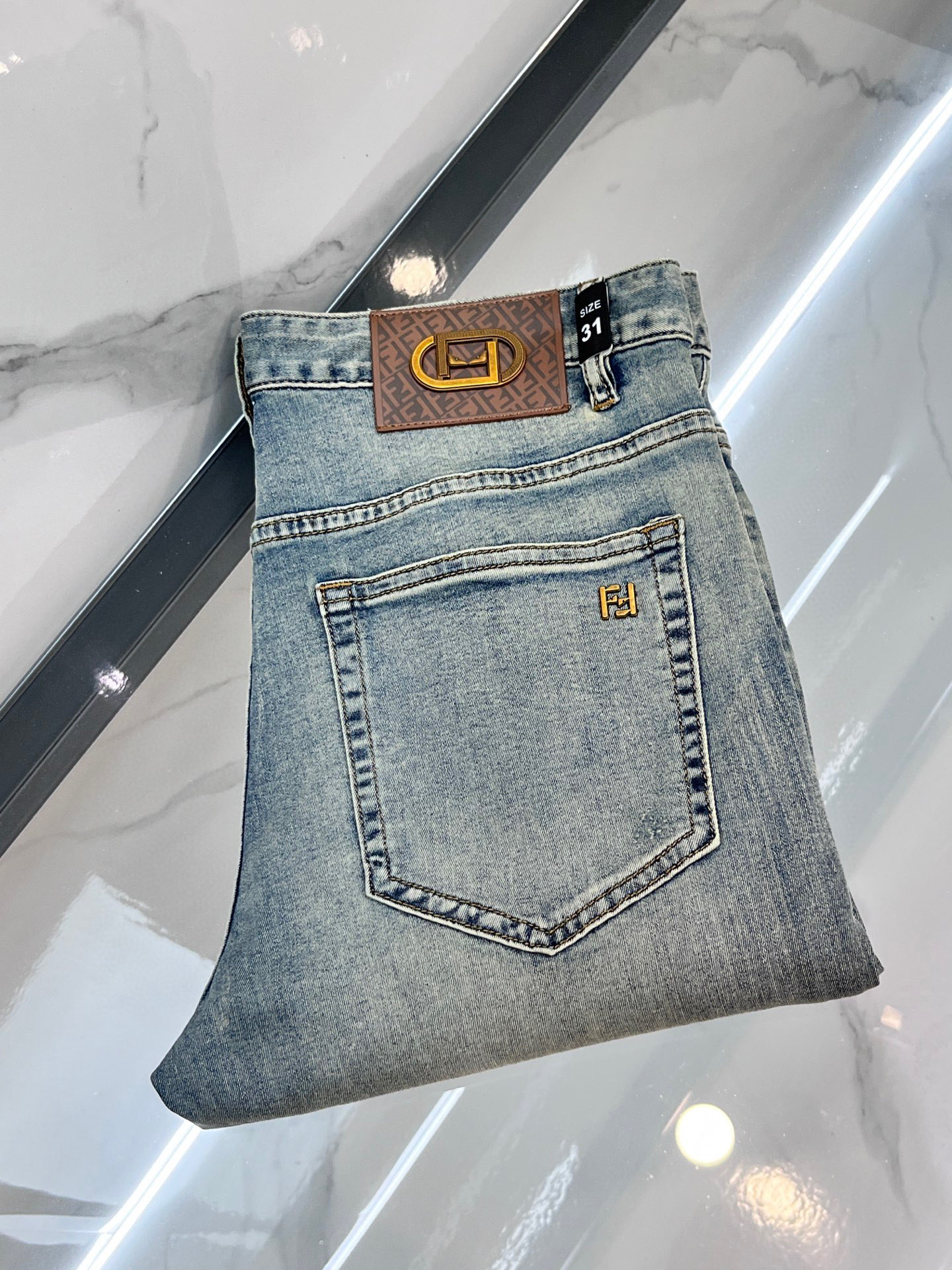 NO:428239,Fendi 2025SS early spring new thin heavy industry casual jeans, imported high-quality washing elastic fabric, comfortable, breathable and elastic upper body, customer-supplied hardware and auxiliary materials decoration, super positive style, full-quality order model, full-body handsome upper body ………………………………………………………………………………………………………………………………………………………………………………………………………………………………………………………………………………………………………………………………………………………………………………………………………………………………………………………………………………………………………………………………………………………………………………………………………………………………………………………………………………………………………………………………………………………………………………………………………………………………………………………………………………………………………………………………………………………………………………………………………………………………………………………………………………………………………………………………………………………………………………………………………………………………19860909芬迪 2025SS早春新品薄款重工休闲牛仔裤,进口优质水洗弹力面料,上身舒适透气有弹力,客供五金辅料装饰,版型超正,全品相订单款,上身帅气十足 …………………………………………………… Size29-38,,fendi,jeans,alexander wang,Men's clothing