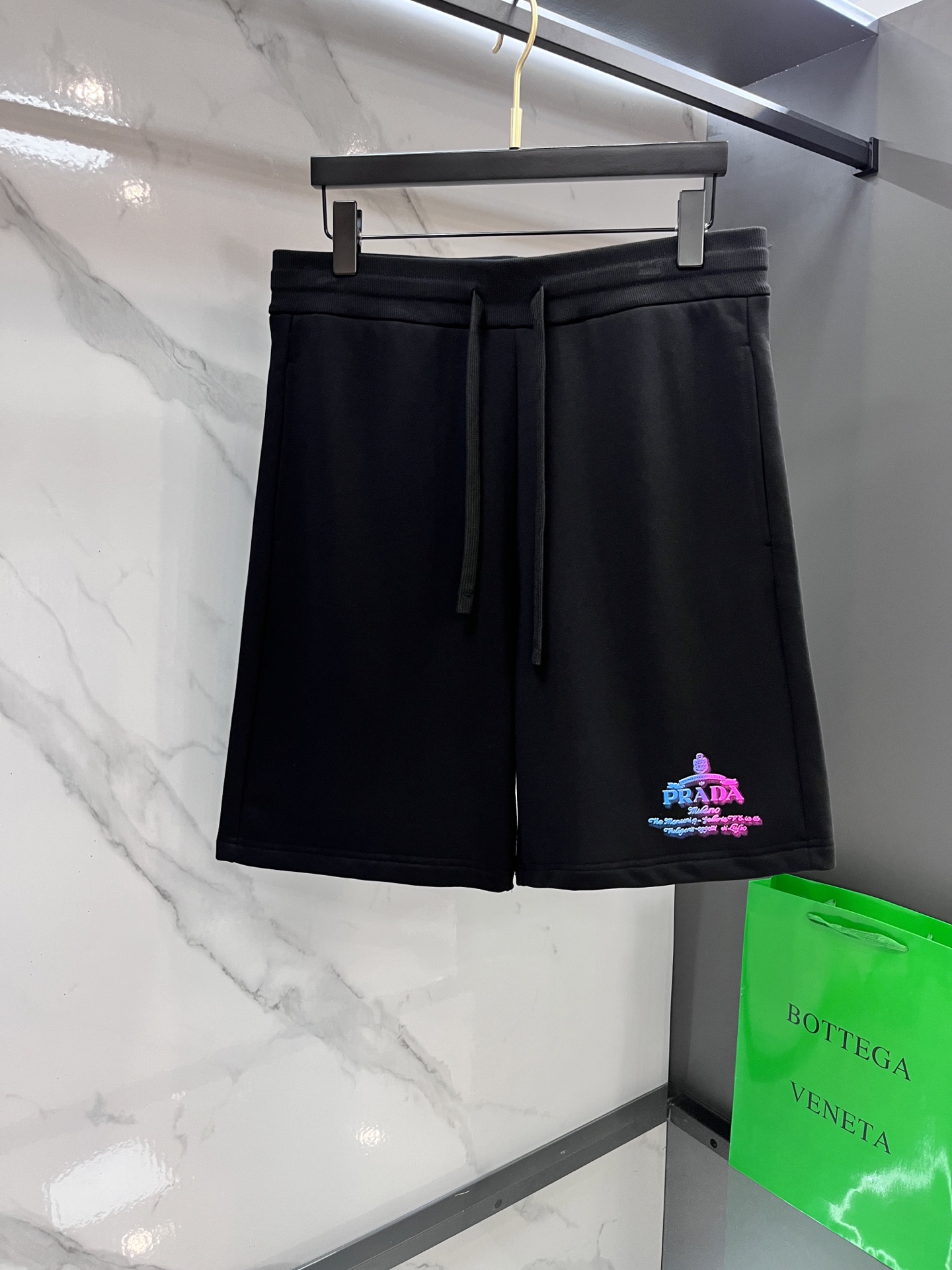 NO:428221,Prada 2025ss new gradient spray-painted offset printed five-point shorts, 100% wool coil fabric is soft and comfortable.  Intense 3D three-dimensional letters in front of the thighs, classic letter gradient effect.  Graphic logo logo.  Rear pocket exquisite triangle mark.  Loose style.  The upper body is unrestrained, comfortable and breathable.  The same style for men and women!  ……………………………………………………………………………… Size28-38,,prada,shorts,alexander wang19860909普拉达 2025ss新款渐变喷绘压胶印花五分短裤,百分百毛线圈面料柔软舒适．大腿前精致3D立体字母经典字母渐变效果．图形logo标识．后口袋精致三角标．宽松版型．上身无束缚感,舒适透气．男女同款！…………………………………………………… Size28-38,,prada,shorts,alexander wang,Men's clothing