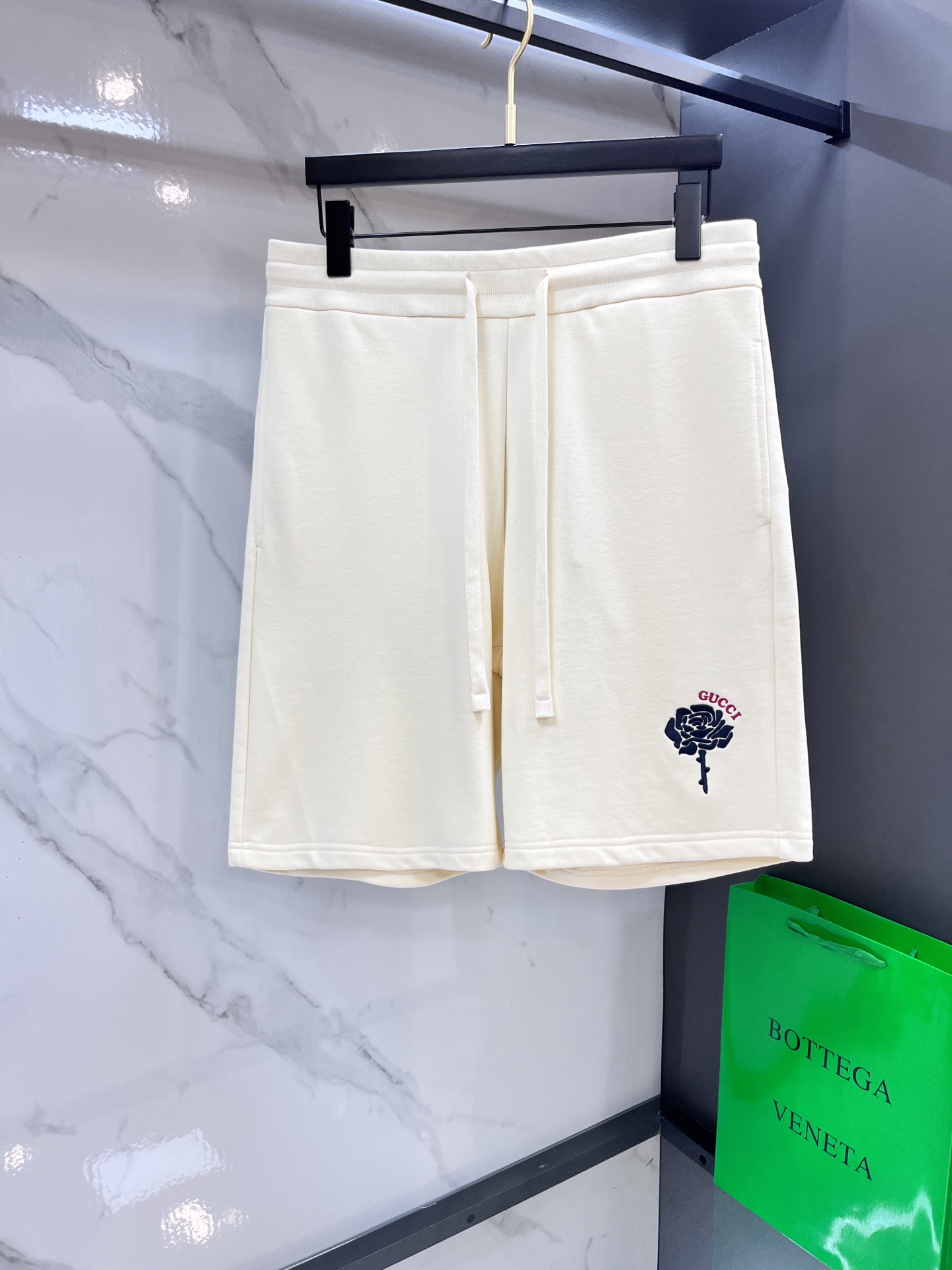 NO:428217,Gucci 2025ss Spring and Summer New Floral Embroidery Men's Casual Drawstring Shorts, simple, neat and refreshing, the quality workmanship details can stand any form of test, simple, generous and versatile style, elegant and handsome on the upper body, a brand new visual sense!  Invincible appearance, excellent details, complete three standards, .................. Size28-38,,gucci, shorts,alexander wang19860909Gucci 2025ss春夏新款花卉刺绣男士休闲抽绳短裤,简洁利落又清爽,品质做工细节经得起任何形式检验,简约大方百搭款 上身优雅帅气,焕然一新的即视感！品相无敌,细节都很到位,三标齐全,…………………………………………………… Size28-38,,gucci,shorts,alexander wang,Men's clothing