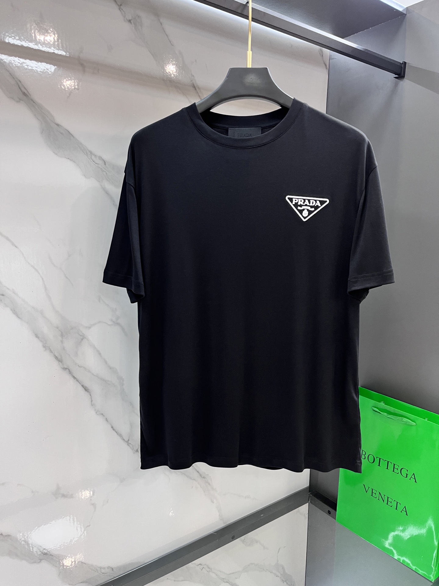 NO:428225,Prada 2025ss new embroidered logo short-sleeved T-shirt, exclusively customized with original board 260g 32 double yarn pure cotton fabric, very soft and comfortable texture, matched with 320g 1x1 thread (the fabric threads are the same as the cylinder, and there is no color difference, and it is not easy to deform) model!  ……………………………………………………………………………………………………… SizeM-XXXL, prada, T-shirt, tees, t-shirt, alexander wang19860909普拉达 2025ss新款刺绣logo短袖T恤,采用原板独家定制260克32支双纱纯棉面料质感非常柔软舒服,搭配320克1x1螺纹（面料螺纹同缸定染无色差 不易变形）款！…………………………………………………… SizeM-XXXL,,prada,T-shirt,tees，t-shirt,alexander wang,Men's clothing