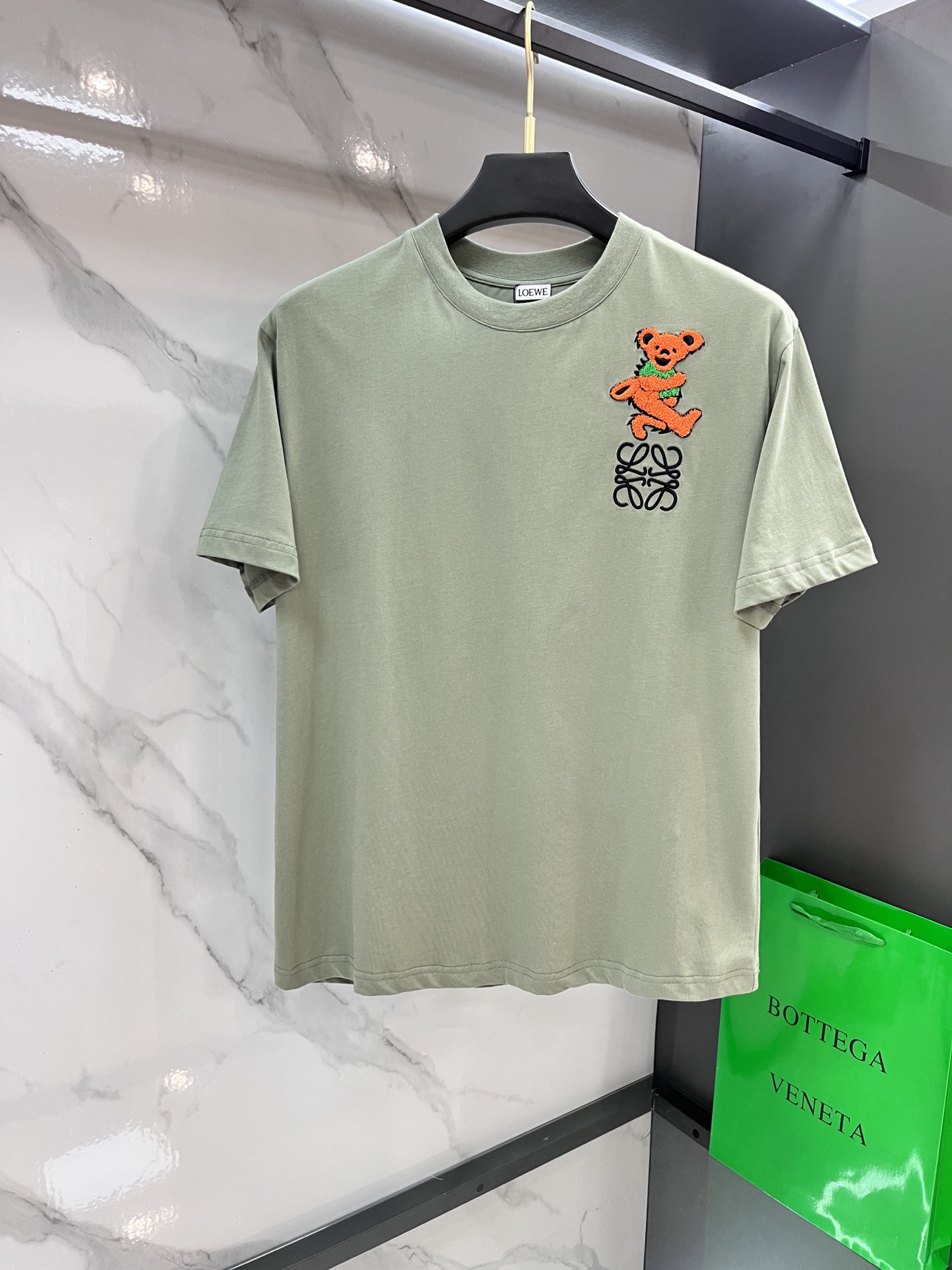 NO:428229,Luo Yiwei 25s couple bear!  !  The style is quite youthful and energetic!  !  The bear series, which is the main feature of the new season, adopts high specification standards of first-class embroidery. The color transition presents a strong three-dimensional feeling, and is preferred to have 260g pure cotton fabric. It is comfortable and soft. It is matched in spring and summer... It is all versatile and popular!  ……………………………………………………………………………… SizeM-XXXL,,loewe,alexander wang19860909罗意威 25s情侣款小熊！！款式相当的青春活力,朝气澎湃！！新一季主打的小熊系列,采用一级刺绣的高规格标准.色调过渡呈现的立体感很强,优选260g纯棉面料.舒适柔软.春夏搭配..都是百搭爆款！…………………………………………………… SizeM-XXXL,,loewe,alexander wang,Men's clothing