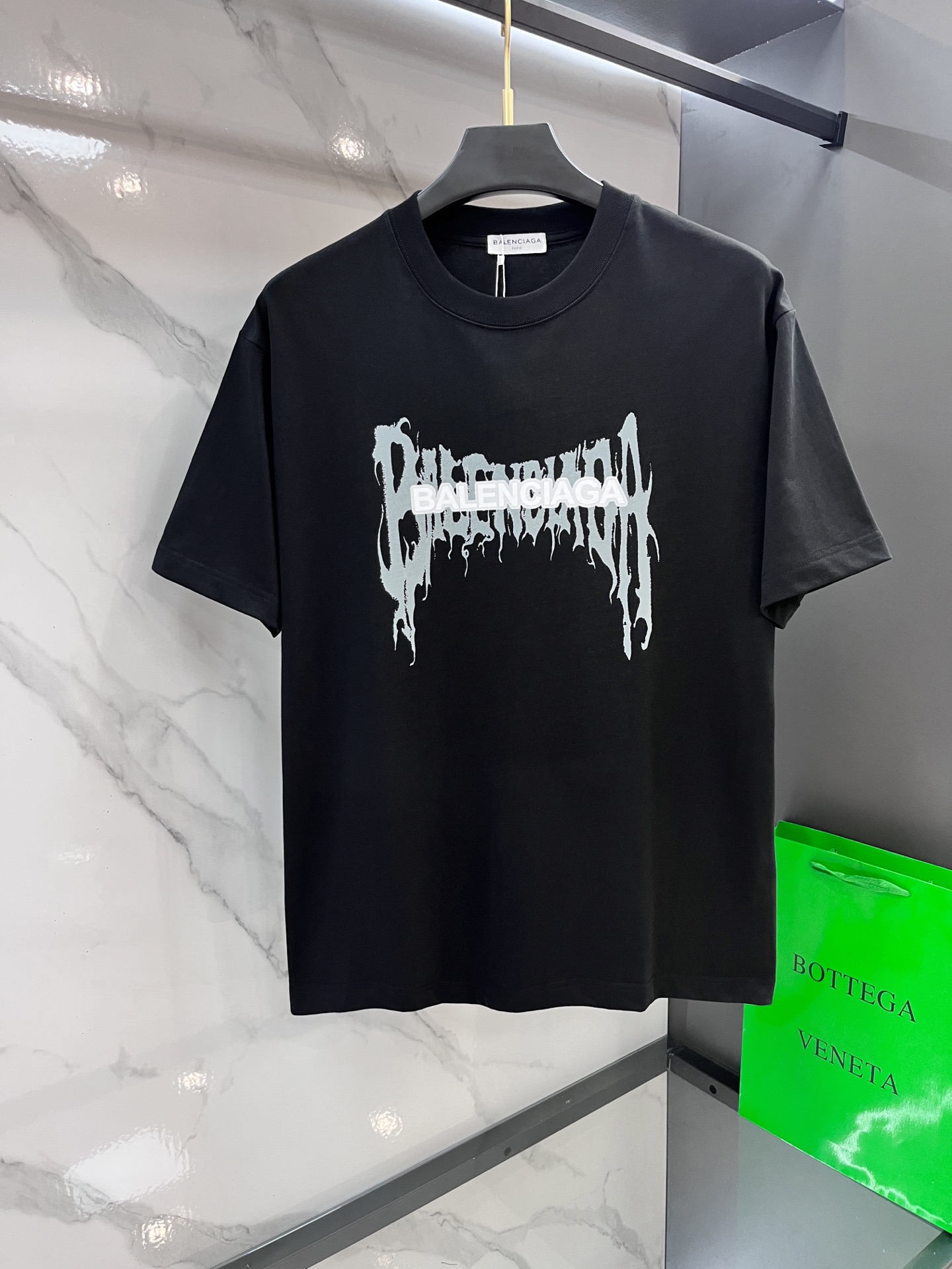 NO:428233,Balenciaga 25SS spring and summer new model first-time counter latest short-sleeved round-neck T-shirt, high-end customization, avant-garde and fashionable design!  Brand logo heavy craft design, high-end customized 230g fabric, soft feel, comfortable to wear, exquisite counter-level car line, fine workmanship, invincible and handsome upper body effect!  A must-have item for handsome men!  ………………………………………………………………………………………… SizeM-XXXL,,balenciaga,T-shirt,tees,t-shirt,alexander wang19860909巴黎世家 25SS春夏新款首发专柜最新款短袖圆领T恤 高端订制 设计前卫时尚！品牌logo重工艺设计 高端定制230克面料.手感柔软.穿着舒适.专柜级别精致车线.做工精细.上身效果无敌帅气！型男必备单品！…………………………………………………… SizeM-XXXL,,balenciaga,T-shirt,tees，t-shirt,alexander wang,Men's clothing