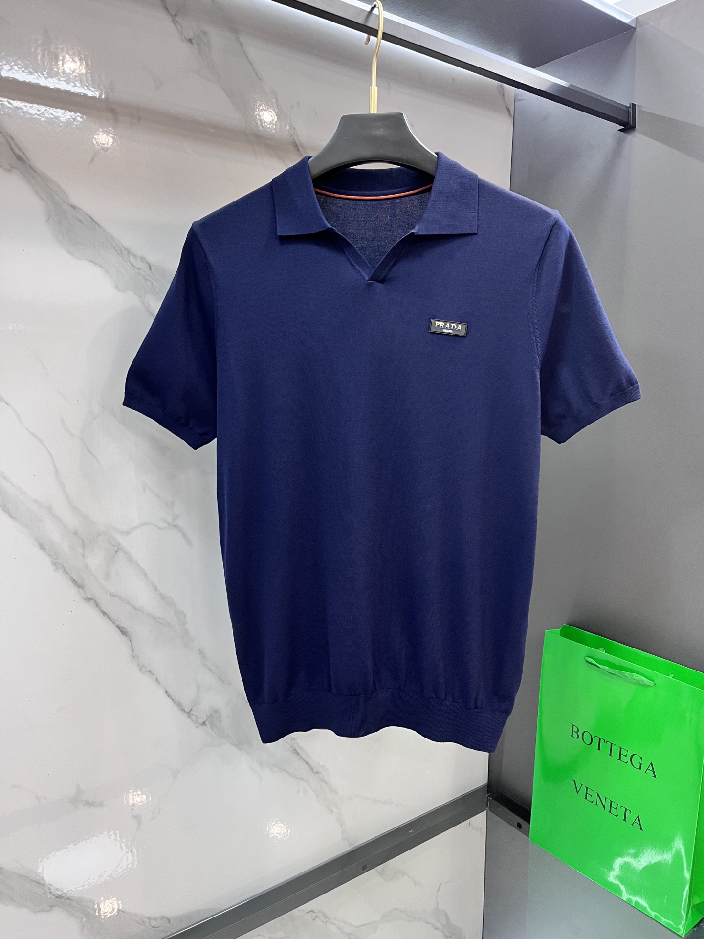 NO:428245,Prada 2025 summer new product for men's knitted short-sleeved fashion classic lapel design!  High-end custom versatile styles that anyone can easily control. Use high-end knitted fabrics!  Luxury classic brand LOGO design, very high-end and people who understand goods must enter!  The style and tailoring are slim styles, which are very exquisite, showing aura and highlighting the exquisiteness of business men. This is the unique feature, the right slim fit, and the upper body effect is very good!  Complete three standards! Essentials …………………………………………………………………………………………………………………………………………………………………………………………………………………………………………………………………………………………………………………………………………………………………………………………………………………………………………………………………………………………………………………………………………………………………………………………………………………………………………………………………………19860909普拉达 2025夏季新品男士针织短袖时尚经典翻领设计！高级定制百搭款式 任何人都可以轻松驾驭 采用高档针织面料！奢华经典品牌LOGO设计,非常显档次懂货的必须入！版型剪裁属于修身款 非常精致,显气场,又会凸显商务男士的精致,这就是独到之处,恰到好处的修身,上身效果非常赞！三标齐全!必备品 …………………………………………………… SizeM-XXXL,,prada,T-shirt,alexander wang,Men's clothing