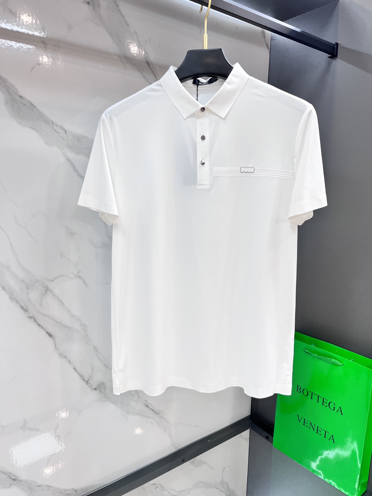 NO:428249,Boss 2025ss summer new product, men's iron-free and fast-drying business short-sleeved POLO shirt, trading company channels are rare, leading GW on sale!  Donkey summer show items, unique texture!  The fabric is silky and shiny, and has a strong drooping feeling, no matter how you ravage it, it will be smooth as before!  The fabric is customized and imported polyester fiber fabric. The fabric is wrinkle-resistant, light and easy to manage, with a thin, silky and delicate feel, and has excellent breathable, moisture-absorbing and quick-drying performance. The upper body has its own cooling effect. It is definitely the best choice in a summer wardrobe. Getting the real thing will definitely give you the desire to buy back!  The exquisite and smooth edge-covering craftsmanship can withstand the harsh scrutiny and severe tests of the masses. The basic combination of first-class style cutting is three-dimensional and upright, handsome and charming!  ……………………………………………………………………………………………………………………………………………………………………………………………………………………………………………………………………………………………………………………………………………………………………………………………………………………………………………………………………………………………………………………………………………………………………………………………………………………………………………………………………………………………………19860909Boss 2025ss夏季新品,男士免烫抗速干商务短袖POLO衫,贸易公司渠道稀出,领先GW发售！驴家夏季秀款单品,独特纹理！面料丝滑冰感有光泽,免烫抗皱垂感十足,不论你如何蹂躏都会顺滑如初！ 面料精选客供定制进口聚酯纤维面料制成,面料抗皱轻盈好打理,手感轻薄丝滑细腻,拥有着极佳的透气吸湿速干性能,上身自带降温功效,绝对是夏日衣橱中不二之选,实物到手绝对会让你有无限回购的渴望！精湛平顺的包边走线工艺,经得起群众苛刻的目光审视及严峻考验,基础合体的一流版型裁剪,上身立体挺拔,帅气迷人！…………………………………………………… SizeM-XXXXL,,louis vuitton,louis vuitton,T-shirt,alexander wang,Men's clothing