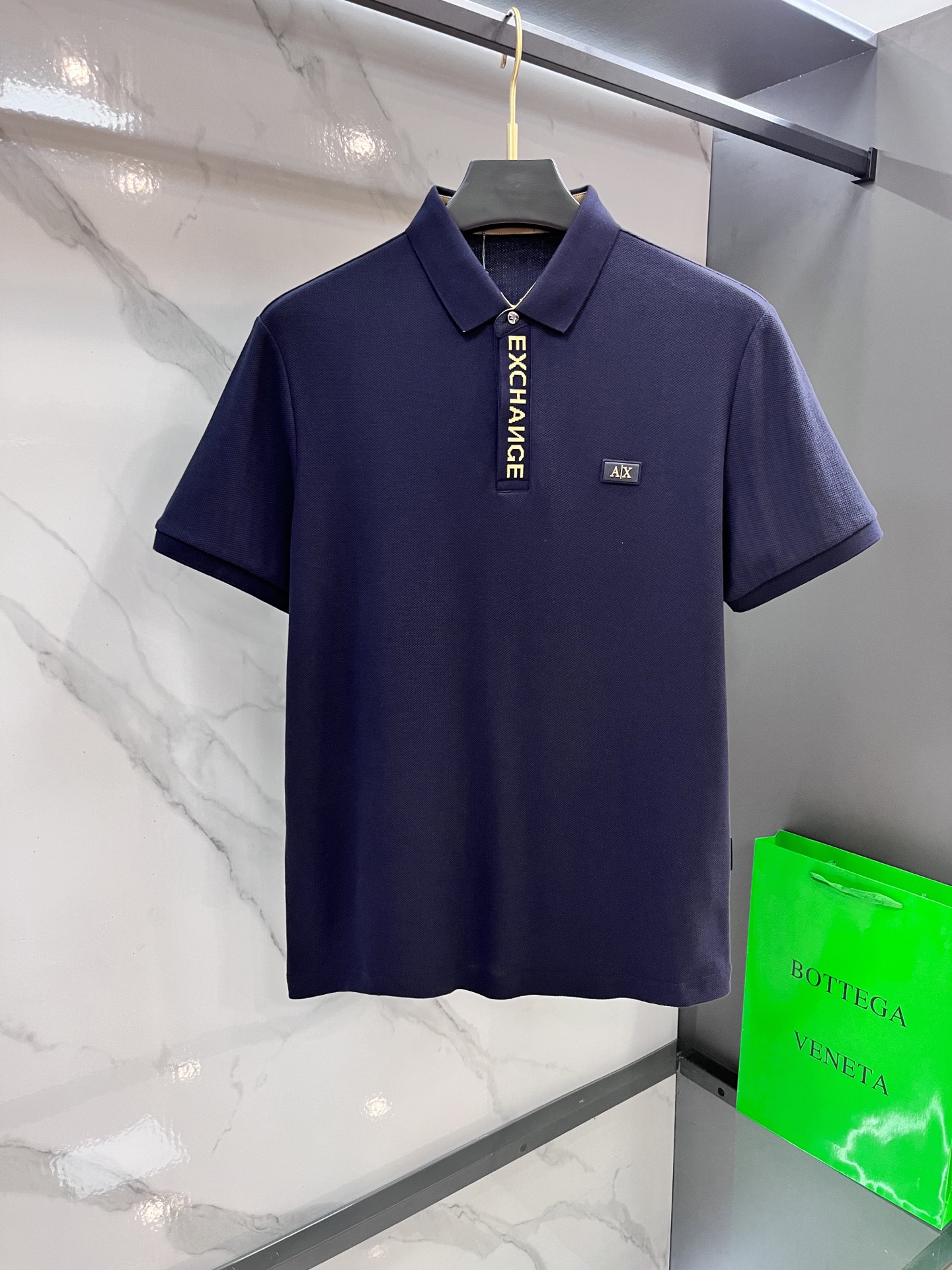 NO:428257,Armani 2025 new high-end business polo white-collar workers are a must-have item for individuals in the unit!  Casual business lapel short sleeves, technological fabric, great body feel, smooth texture and great texture!  Good elasticity, no sense of restraint, the fabric has its own breathable mesh, moisture absorption and sweating, quick drying and keeping it dry, small lapel placket-breasted design, showing a straight posture, not soft pedal, simple style, can be used for business and leisure, highly recommended!  Simple, generous, clean and neat, elegant and gentlemanly. The key is the fabric, the key is to quality control, the feel is extremely delicate and smooth, the fabric has a good gloss and upper body skeleton feel, so you can greet mature and quality men's clothing!  Sweat in summer and dry in seconds, a brand new experience Business commuting and leisure …………………………………………………………………………………………………………………………………………………………………………………………………………………………………………………………………………………………19860909阿玛尼 2025新款高端商务polo 白领 单位人士必入单品！ 休闲商务翻领短袖,科技面料,体感非常棒,手感顺滑质感很棒！弹性好,无任何束缚感,面料自带透气网孔,吸湿排汗,速干保持干爽,小翻领门襟排扣设计,展露挺拔姿态,不软踏,简约款式,商务休闲都可驾驭,强烈推荐！简单大方干净利落,儒雅绅士风度.高级材质,重点就是面料上,品控的必上,手感极其细腻光滑,面料光泽感和上身骨架感好,打招成熟品质男装！夏天出汗秒干,全新体验 商务通勤休闲 …………………………………………………… SizeM-XXXXL,,armani,T-shirt,alexander wang,Men's clothing