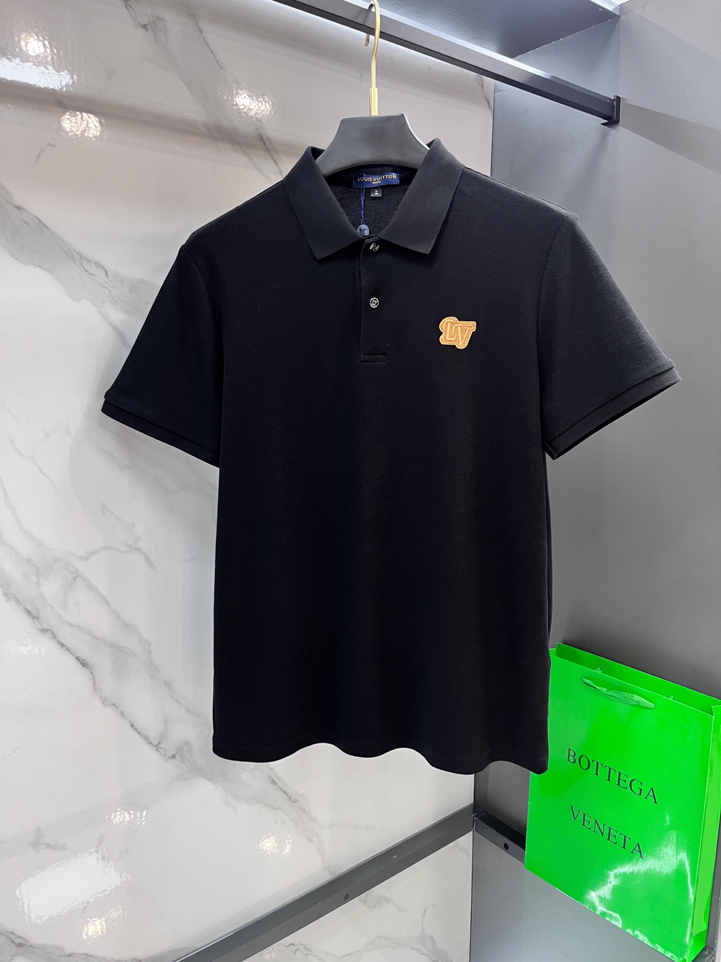 NO:428263,LV 2025 new high-end business polo white-collar workers are a must-have item for individuals in the unit!  Casual business lapel short sleeves, technological fabric, great body feel, smooth texture and great texture!  Good elasticity, no sense of restraint, the fabric has its own breathable mesh, moisture absorption and sweating, quick drying and keeping it dry, small lapel placket-breasted design, showing a straight posture, not soft pedal, simple style, can be used for business and leisure, highly recommended!  Simple, generous, clean and neat, elegant and gentlemanly. The key is the fabric, the key is to quality control, the feel is extremely delicate and smooth, the fabric has a good gloss and upper body skeleton feel, so you can greet mature and quality men's clothing!  Sweat in summer and dry in seconds, a brand new experience Business commuting and leisure ………………………………………………………………………………………………………………………………………………………………………………………………………………………………………………………………………………………………………………………………………………………………………………………………………………………………………………………………………………………………………………………………………………………………………………………………………………………………………………19860909LV 2025新款高端商务polo 白领 单位人士必入单品！ 休闲商务翻领短袖,科技面料,体感非常棒,手感顺滑质感很棒！弹性好,无任何束缚感,面料自带透气网孔,吸湿排汗,速干保持干爽,小翻领门襟排扣设计,展露挺拔姿态,不软踏,简约款式,商务休闲都可驾驭,强烈推荐！简单大方干净利落,儒雅绅士风度.高级材质,重点就是面料上,品控的必上,手感极其细腻光滑,面料光泽感和上身骨架感好,打招成熟品质男装！夏天出汗秒干,全新体验 商务通勤休闲 …………………………………………………… SizeM-XXXXL,,louis vuitton,T-shirt,alexander wang,Men's clothing