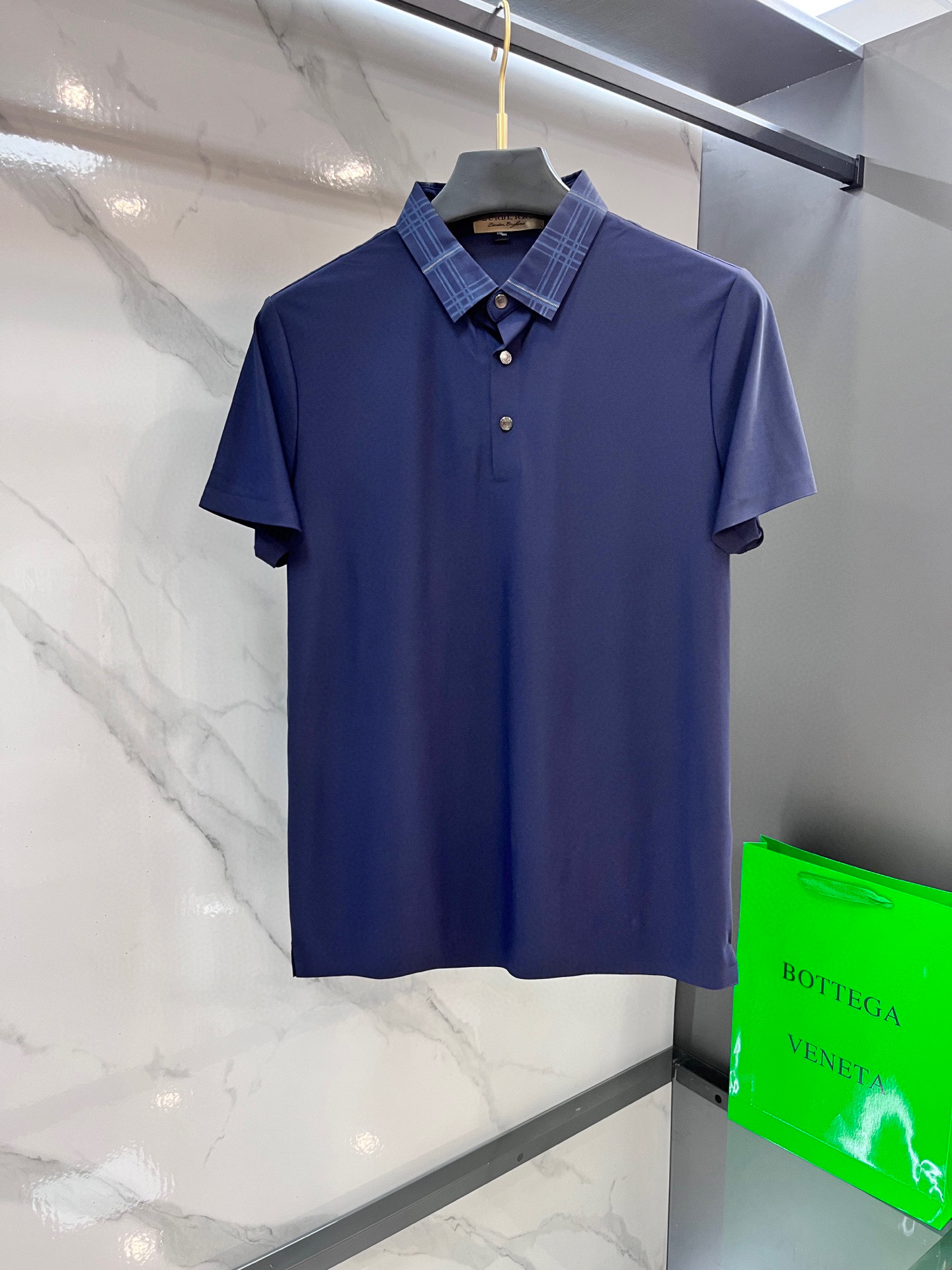 NO:432379,Burberry's 2025ss summer new product, men's iron-free and fast-drying business short-sleeved POLO shirt, trading company channels are rare, leading GW on sale!  Donkey summer show items, unique texture!  The fabric is silky and shiny, and has a strong drooping feeling, no matter how you ravage it, it will be smooth as before!  The fabric is customized and imported polyester fiber fabric. The fabric is wrinkle-resistant, light and easy to manage, with a thin, silky and delicate feel, and has excellent breathable, moisture-absorbing and quick-drying performance. The upper body has its own cooling effect. It is definitely the best choice in a summer wardrobe. Getting the real thing will definitely give you the desire to buy back!  The exquisite and smooth edge-covering craftsmanship can withstand the harsh scrutiny and severe tests of the masses. The basic combination of first-class style cutting is three-dimensional and upright, handsome and charming!  ……………………………………………………………………………………………………………………………………………………………………………………………………………………………………………………………………………………………………………………………………………………………………………………………………………………………………………………………………………………………………………………………………………………………………………………………………………………………………………………………………………………………………19860909巴宝莉 2025ss夏季新品,男士免烫抗速干商务短袖POLO衫,贸易公司渠道稀出,领先GW发售！驴家夏季秀款单品,独特纹理！面料丝滑冰感有光泽,免烫抗皱垂感十足,不论你如何蹂躏都会顺滑如初！ 面料精选客供定制进口聚酯纤维面料制成,面料抗皱轻盈好打理,手感轻薄丝滑细腻,拥有着极佳的透气吸湿速干性能,上身自带降温功效,绝对是夏日衣橱中不二之选,实物到手绝对会让你有无限回购的渴望！精湛平顺的包边走线工艺,经得起群众苛刻的目光审视及严峻考验,基础合体的一流版型裁剪,上身立体挺拔,帅气迷人！…………………………………………………… SizeM-XXXL,,burberry,louis vuitton,louis vuitton,T-shirt,alexander wang,Men's clothing