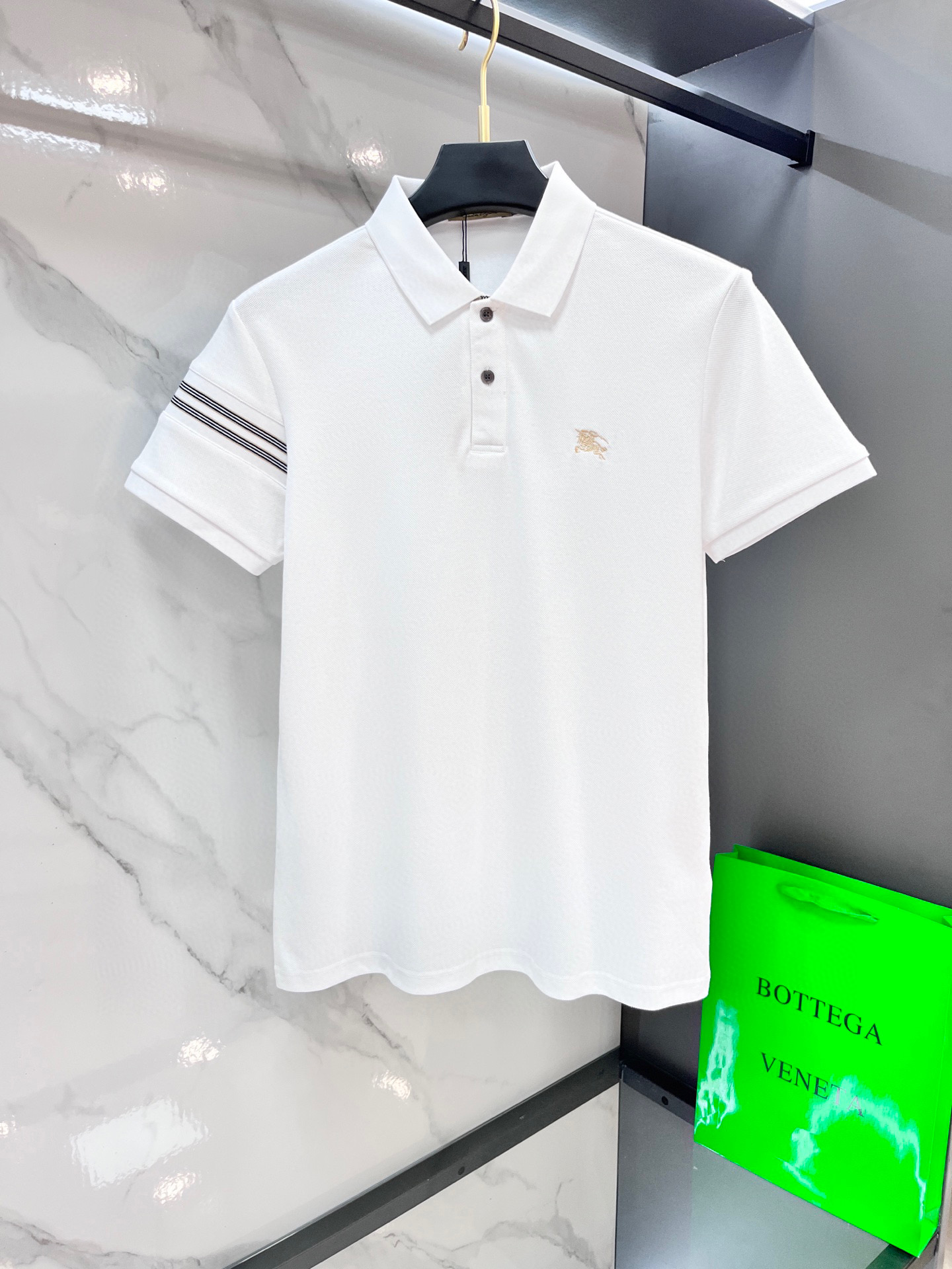 NO:432350,Burberry 2025 new high-end business polo white-collar workers are a must-have item for individuals in the unit!  Casual business lapel short sleeves, technological fabric, great body feel, smooth texture and great texture!  Good elasticity, no sense of restraint, the fabric has its own breathable mesh, moisture absorption and sweating, quick drying and keeping it dry, small lapel placket-breasted design, showing a straight posture, not soft pedal, simple style, can be used for business and leisure, highly recommended!  Simple, generous, clean and neat, elegant and gentlemanly. The key is the fabric, the key is to quality control, the feel is extremely delicate and smooth, the fabric has a good gloss and upper body skeleton feel, so you can greet mature and quality men's clothing!  Sweat in summer and dry in seconds, a brand new experience Business commuting and leisure …………………………………………………………………………………………………………………………………………………………………………………………………………………………………………………………………………………………19860909巴宝莉 2025新款高端商务polo 白领 单位人士必入单品！ 休闲商务翻领短袖,科技面料,体感非常棒,手感顺滑质感很棒！弹性好,无任何束缚感,面料自带透气网孔,吸湿排汗,速干保持干爽,小翻领门襟排扣设计,展露挺拔姿态,不软踏,简约款式,商务休闲都可驾驭,强烈推荐！简单大方干净利落,儒雅绅士风度.高级材质,重点就是面料上,品控的必上,手感极其细腻光滑,面料光泽感和上身骨架感好,打招成熟品质男装！夏天出汗秒干,全新体验 商务通勤休闲 …………………………………………………… SizeM-XXXXL,,burberry,T-shirt,alexander wang,Men's clothing