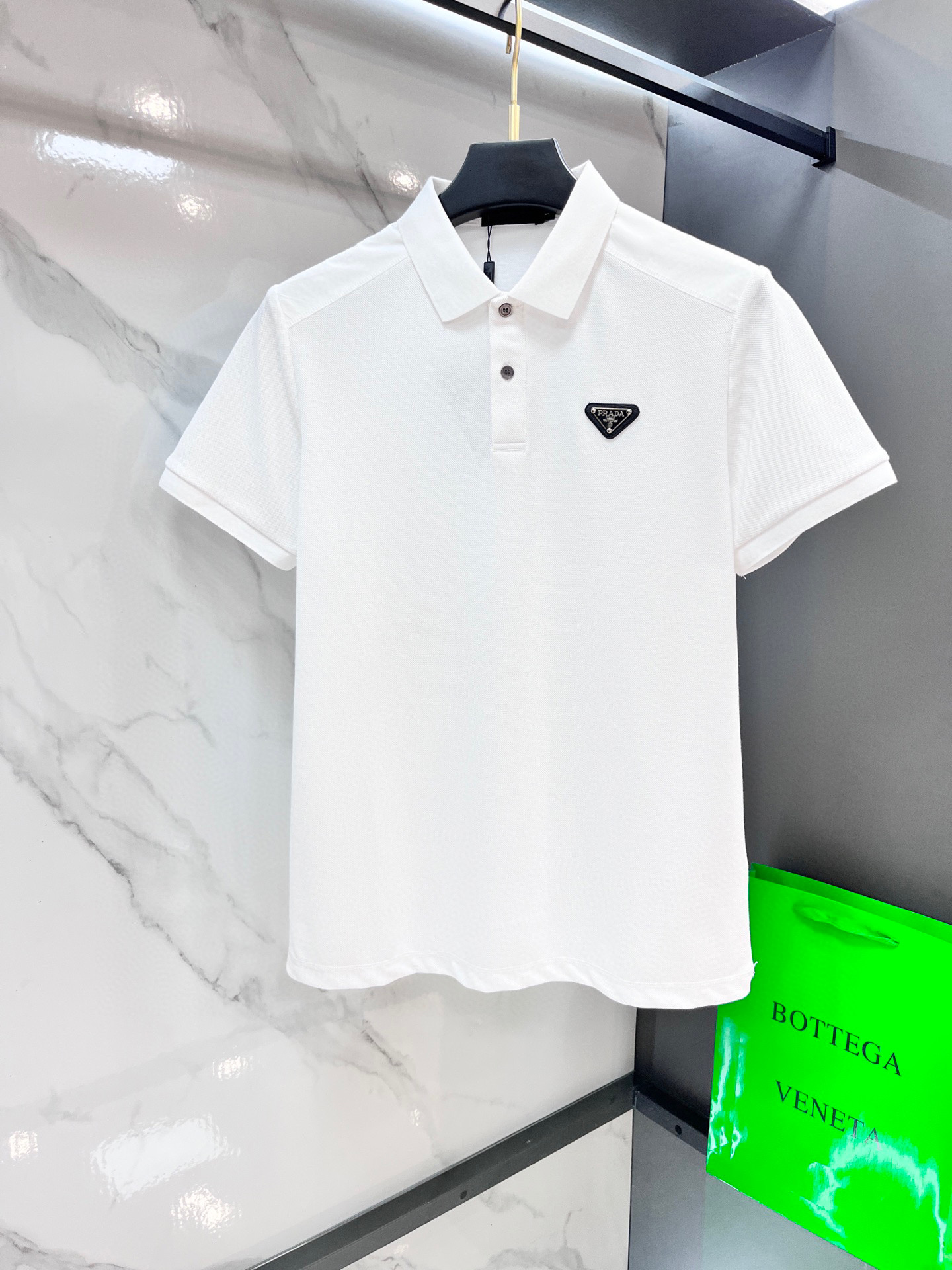 NO:432394,Prada 2025 new high-end business polo white-collar workers are a must-have item for individuals in the unit!  Casual business lapel short sleeves, technological fabric, great body feel, smooth texture and great texture!  Good elasticity, no sense of restraint, the fabric has its own breathable mesh, moisture absorption and sweating, quick drying and keeping it dry, small lapel placket-breasted design, showing a straight posture, not soft pedal, simple style, can be used for business and leisure, highly recommended!  Simple, generous, clean and neat, elegant and gentlemanly. The key is the fabric, the key is to quality control, the feel is extremely delicate and smooth, the fabric has a good gloss and upper body skeleton feel, so you can greet mature and quality men's clothing!  Sweat in summer and dry in seconds, a brand new experience Business commuting and leisure ………………………………………………………………………………………………………………………………………………………………………………………………………………………………………………………………………………………………………………………………………………………………………………………………………………………………………………………………………………………………………………………………………………………………………………………………………………………………………………19860909普拉达 2025新款高端商务polo 白领 单位人士必入单品！ 休闲商务翻领短袖,科技面料,体感非常棒,手感顺滑质感很棒！弹性好,无任何束缚感,面料自带透气网孔,吸湿排汗,速干保持干爽,小翻领门襟排扣设计,展露挺拔姿态,不软踏,简约款式,商务休闲都可驾驭,强烈推荐！简单大方干净利落,儒雅绅士风度.高级材质,重点就是面料上,品控的必上,手感极其细腻光滑,面料光泽感和上身骨架感好,打招成熟品质男装！夏天出汗秒干,全新体验 商务通勤休闲 …………………………………………………… SizeM-XXXXL,,prada,T-shirt,alexander wang,Men's clothing